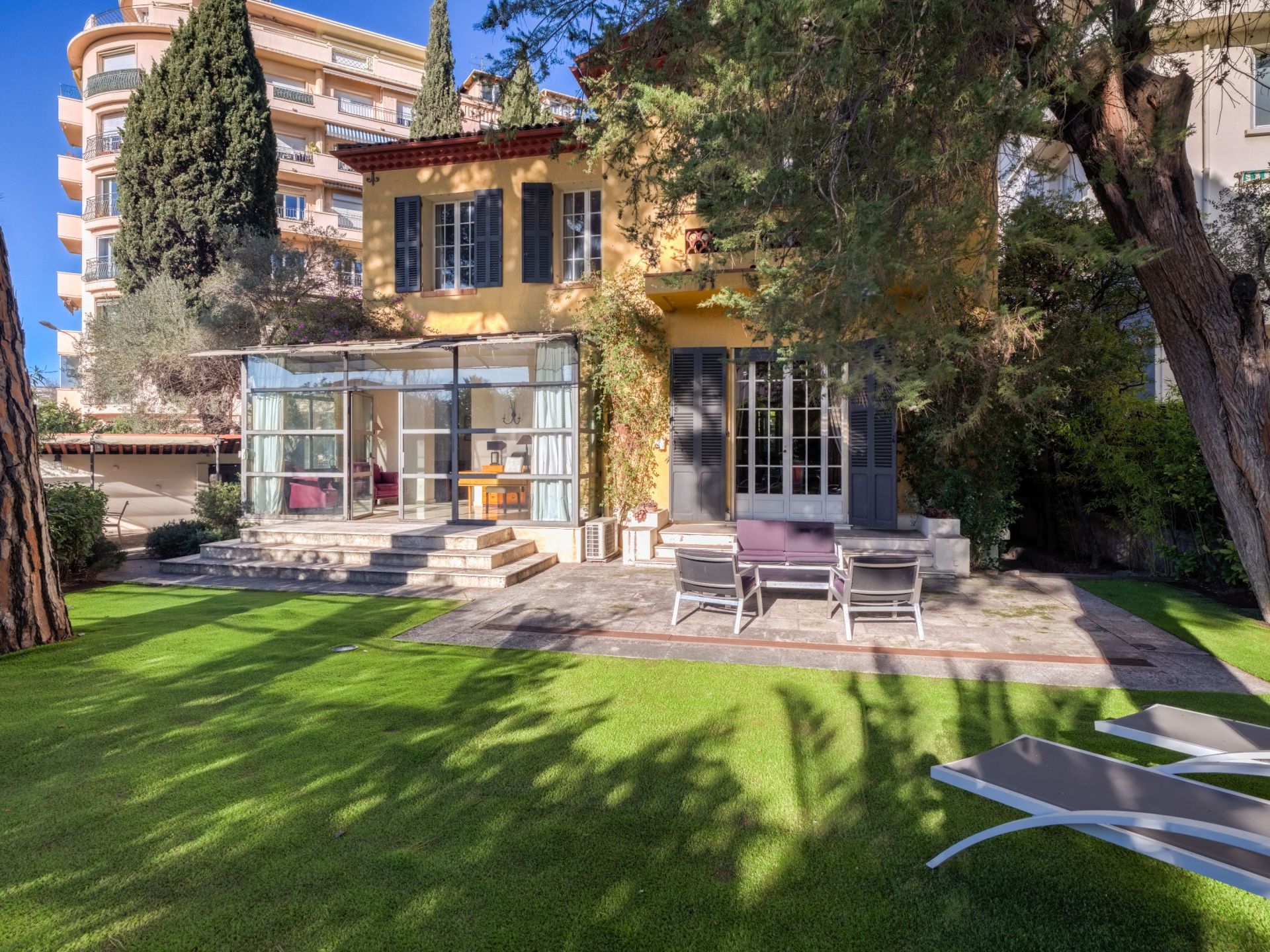 mansion 7 Rooms for sale on CANNES (06400)