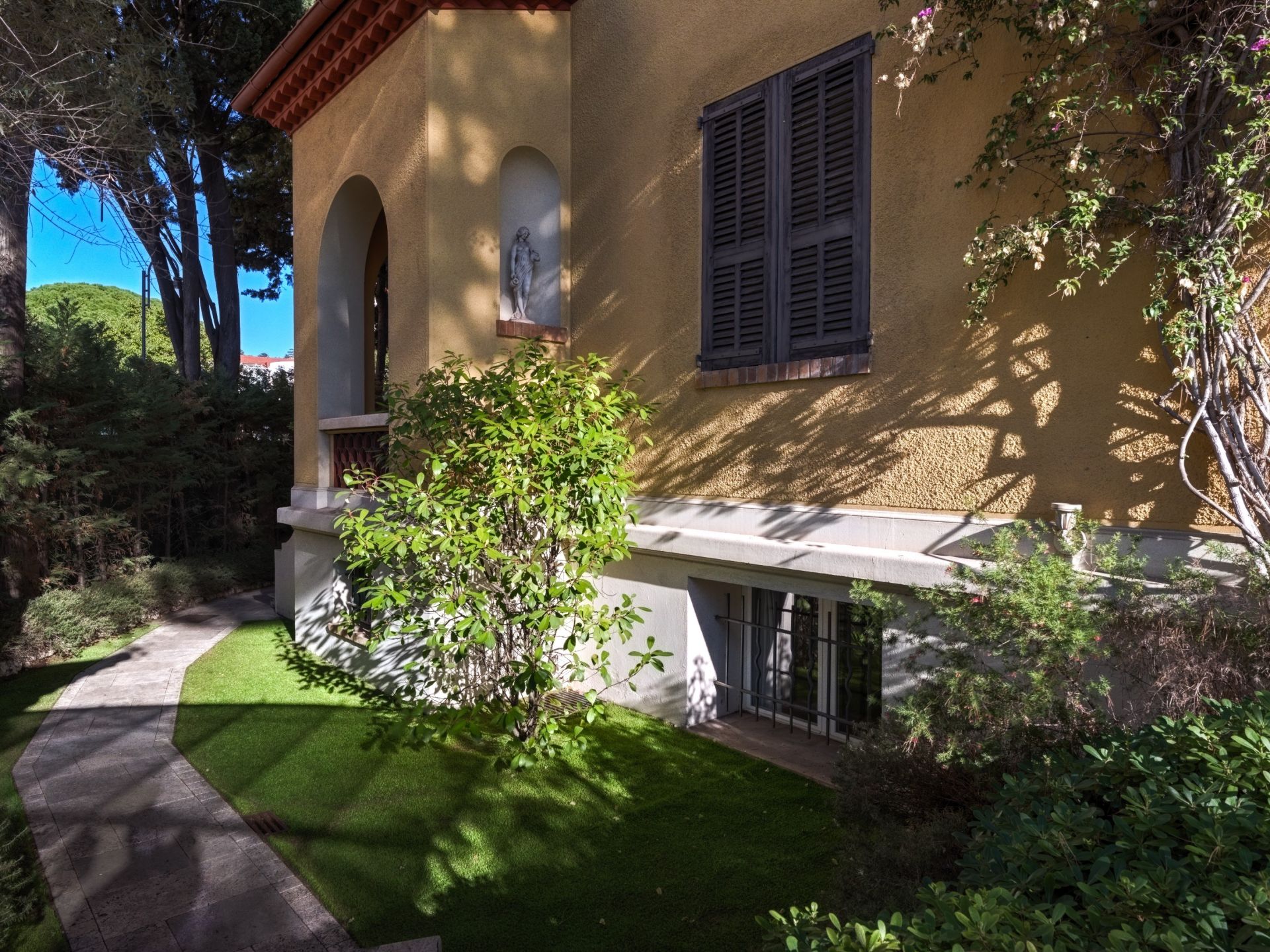 mansion 7 Rooms for sale on CANNES (06400)