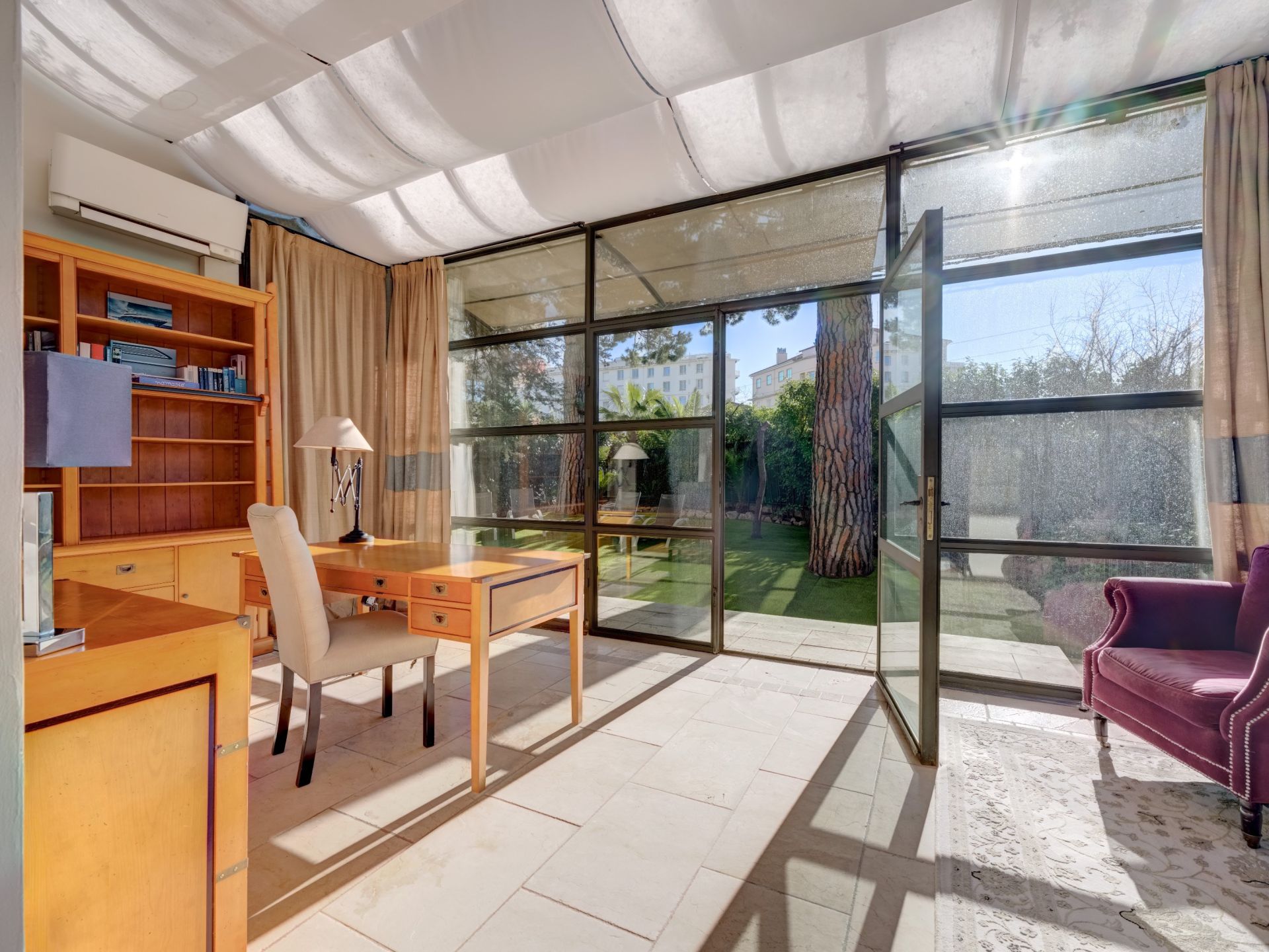 mansion 7 Rooms for sale on CANNES (06400)