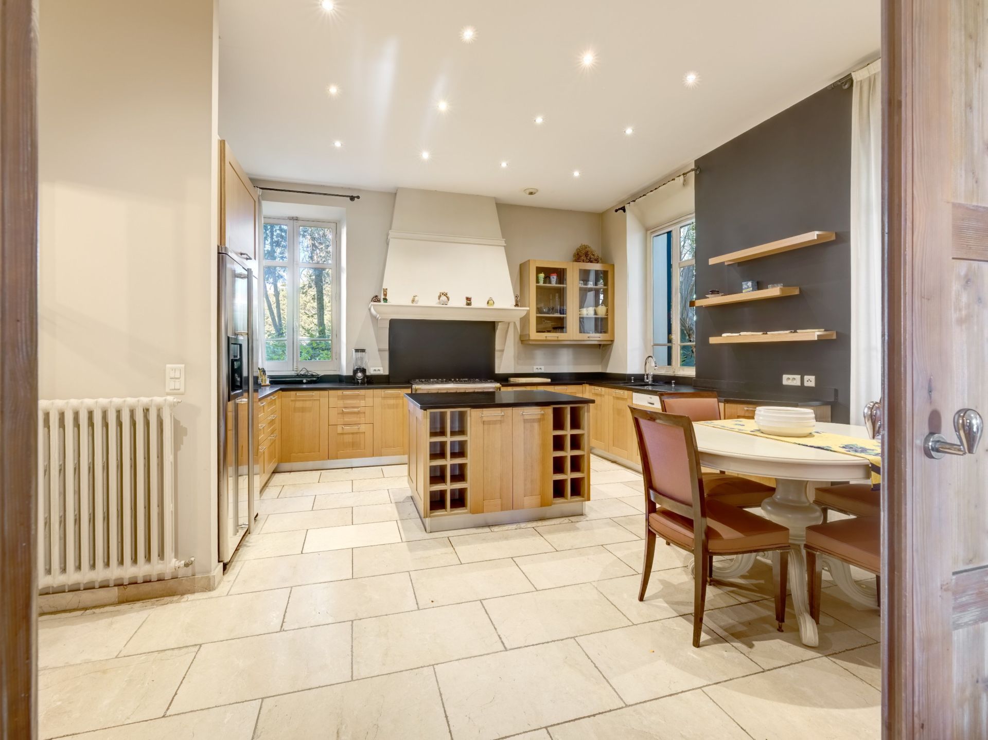 mansion 7 Rooms for sale on CANNES (06400)