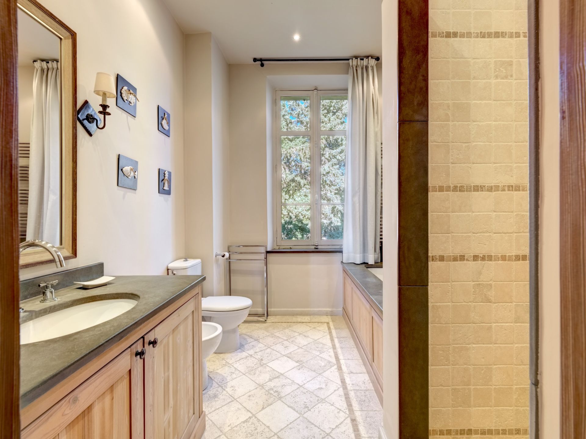 mansion 7 Rooms for sale on CANNES (06400)