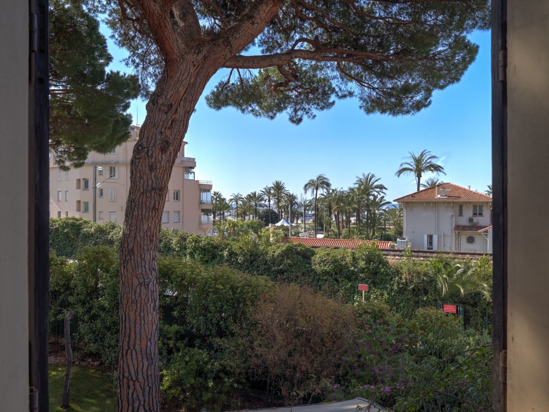 mansion 7 Rooms for sale on CANNES (06400)