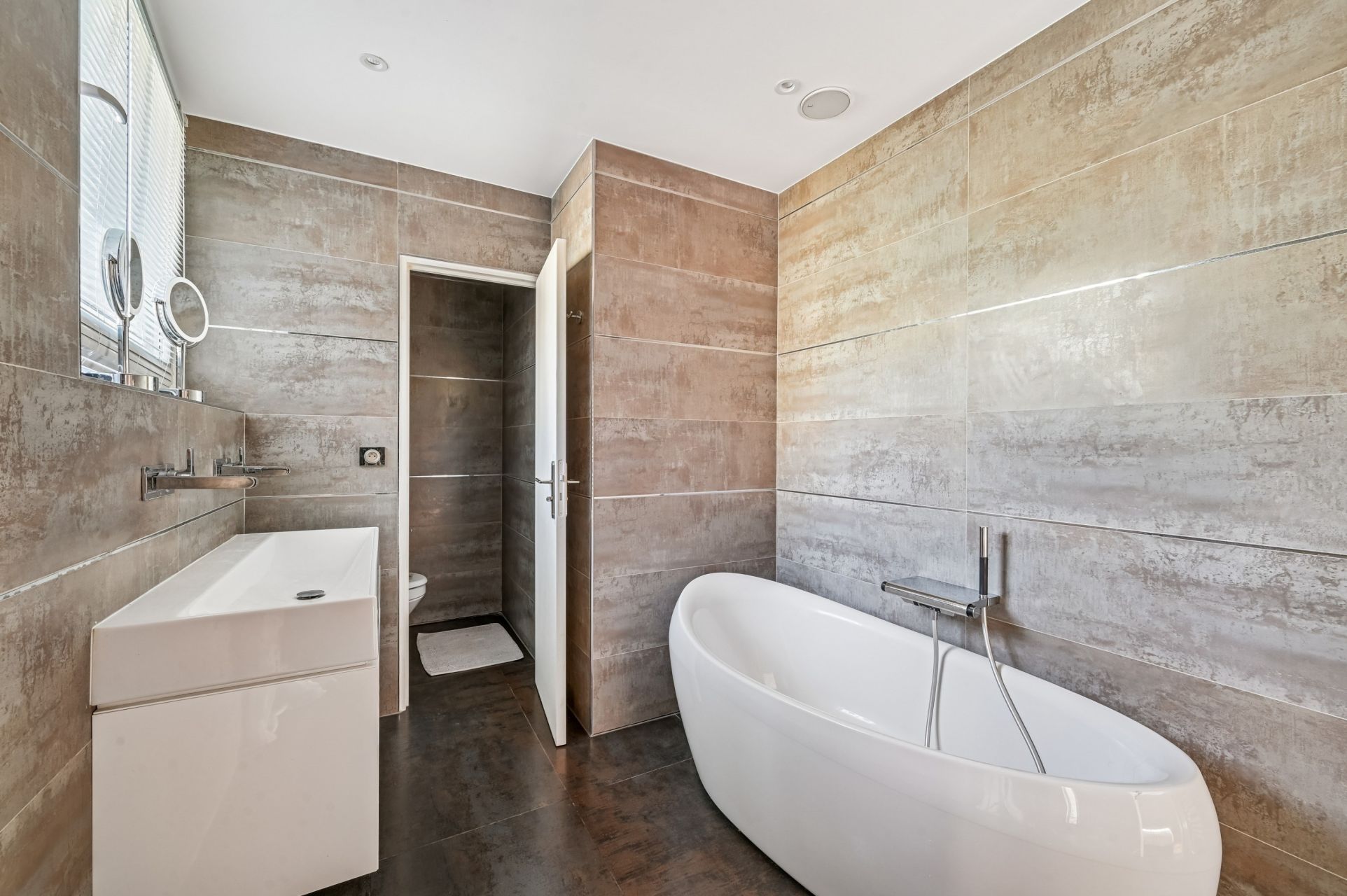 luxury apartment 5 Rooms for sale on PARIS (75016)
