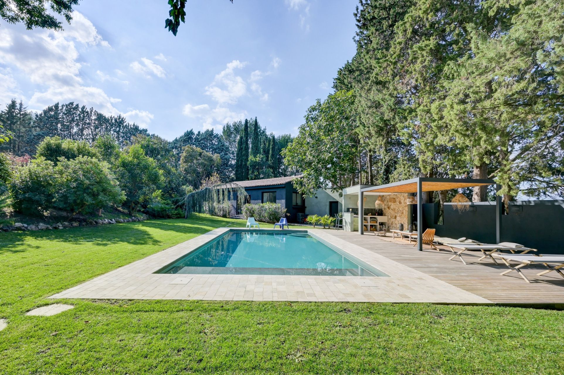 luxury house 8 Rooms for sale on AIX EN PROVENCE (13100)