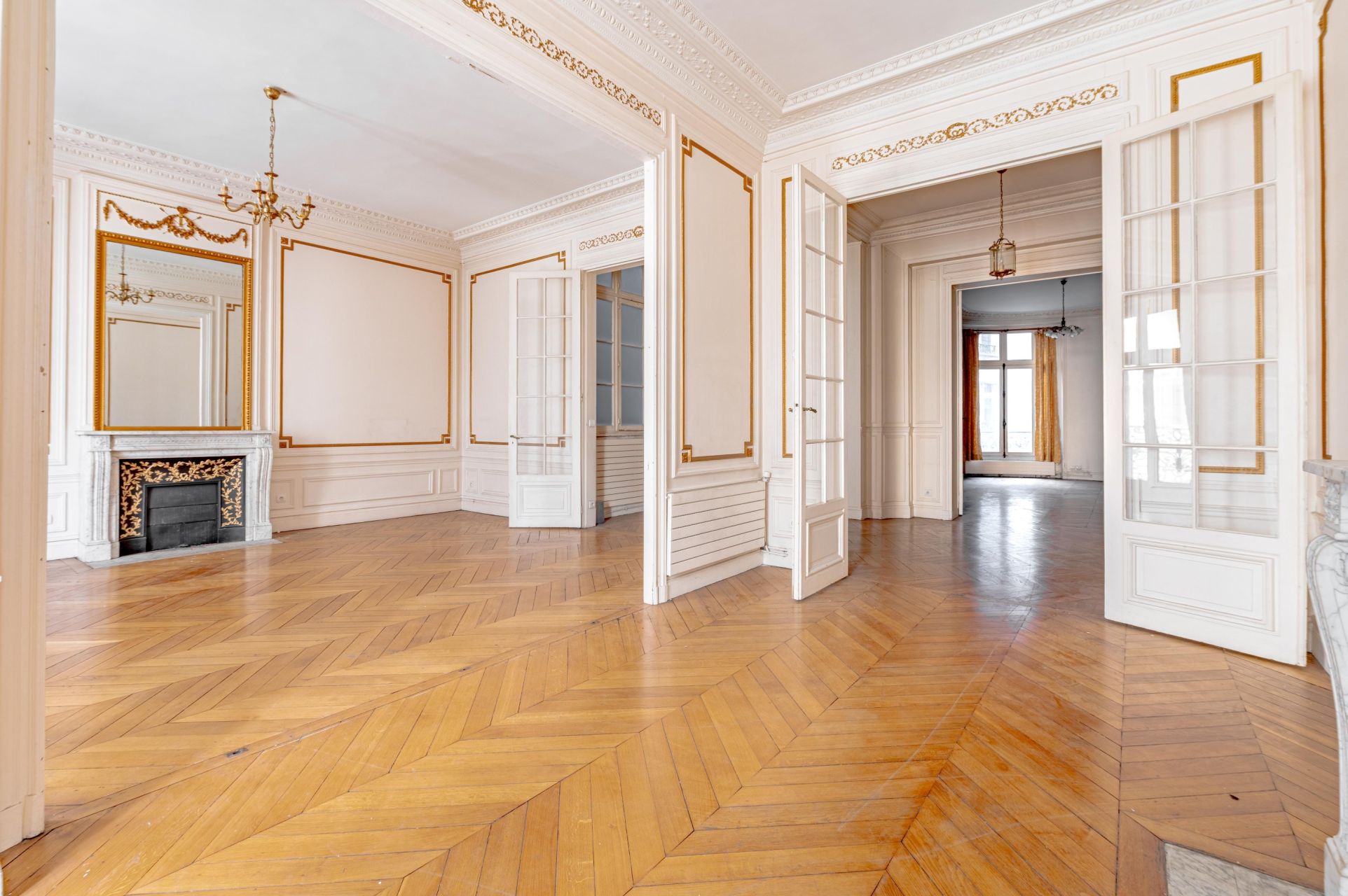 luxury apartment 7 Rooms for sale on PARIS (75116)