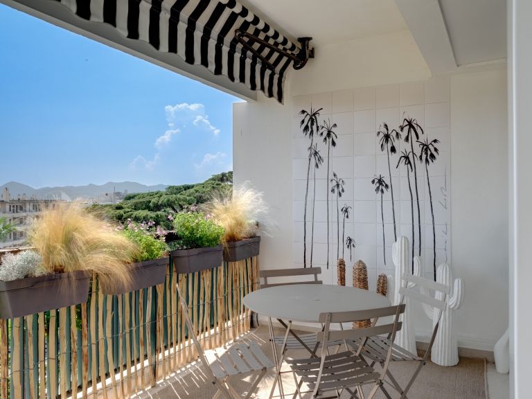 luxury apartment 3 Rooms for sale on CANNES (06400)