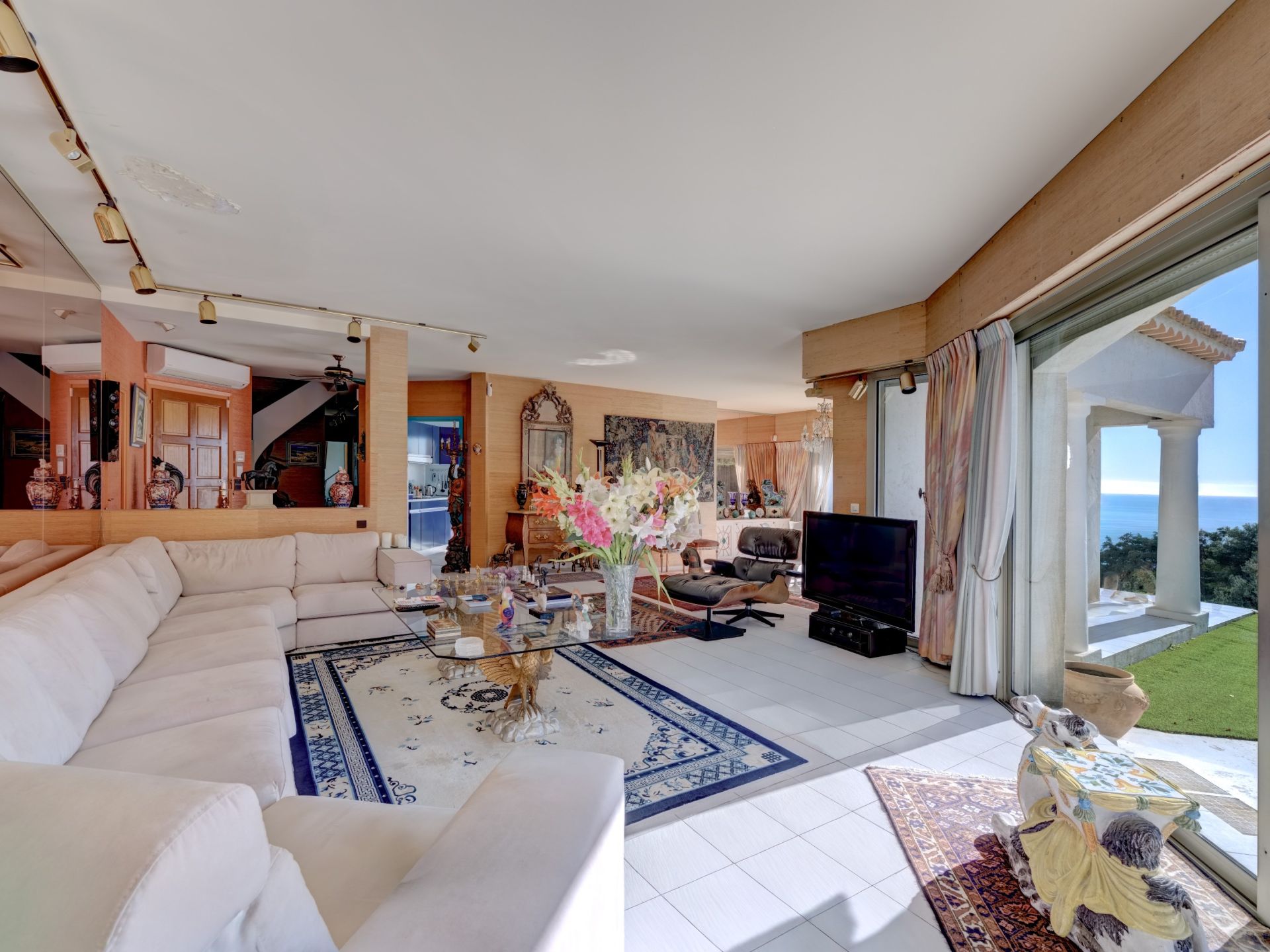 luxury villa 5 Rooms for sale on VALLAURIS (06220)