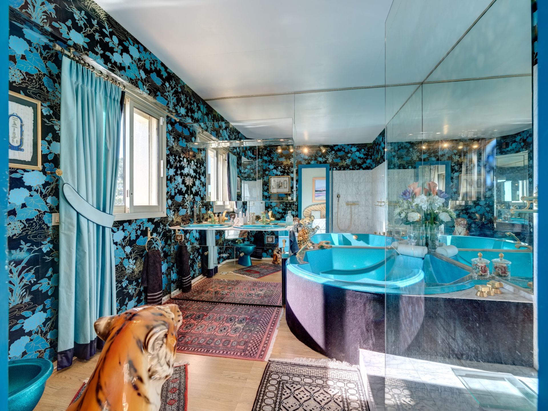 luxury villa 5 Rooms for sale on VALLAURIS (06220)