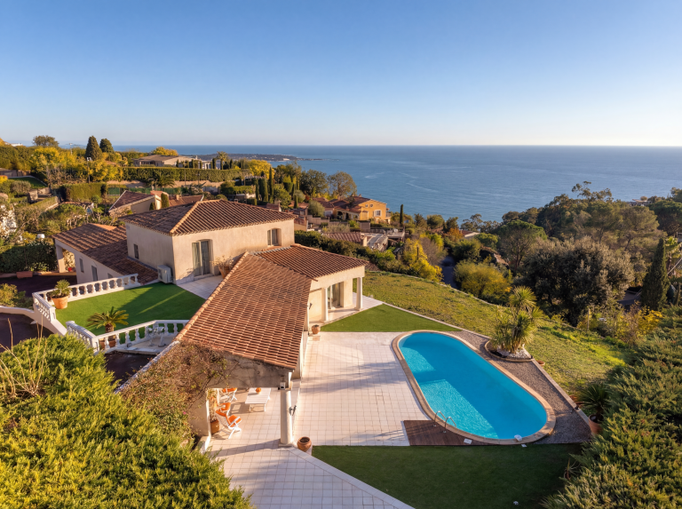 luxury villa 5 Rooms for sale on VALLAURIS (06220)