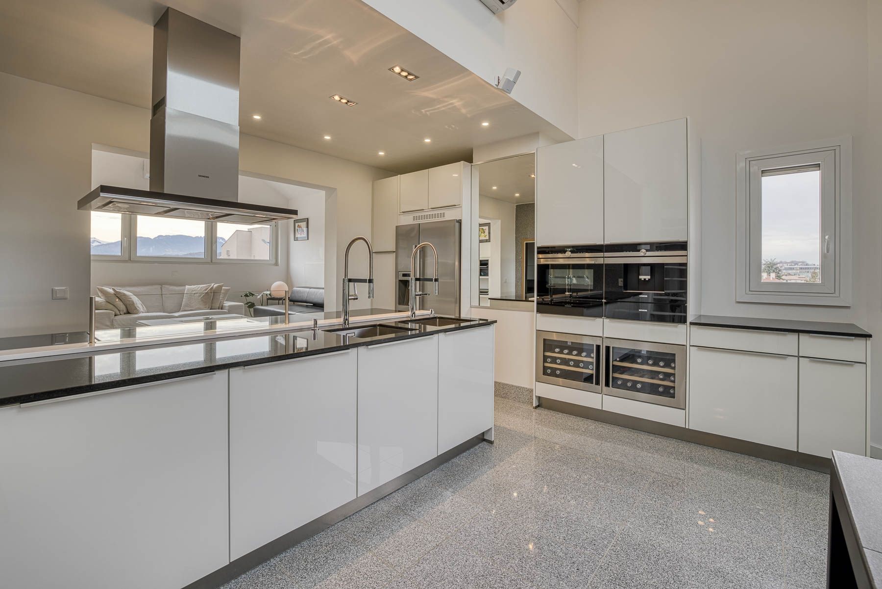 luxury apartment 4 Rooms for sale on ANNECY (74000)