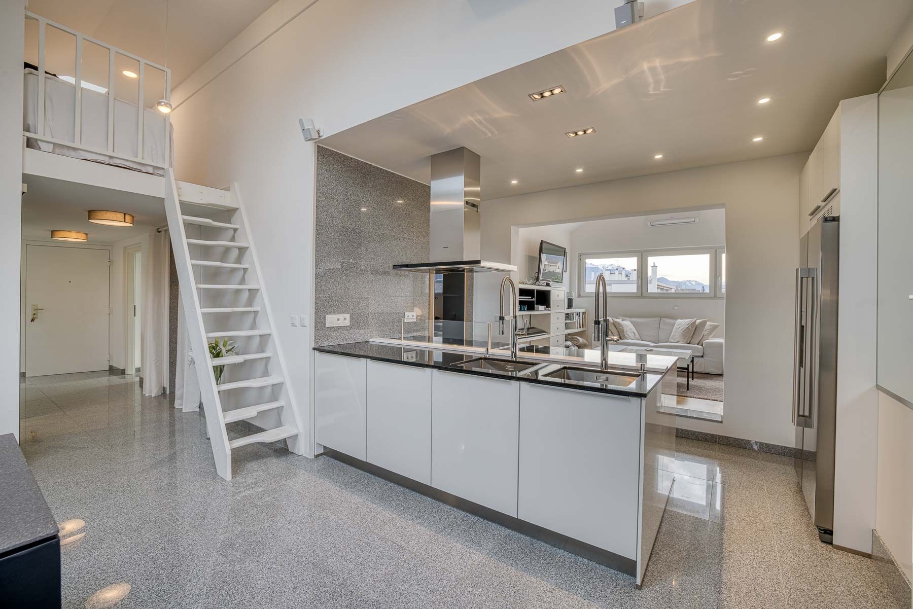 luxury apartment 4 Rooms for sale on ANNECY (74000)