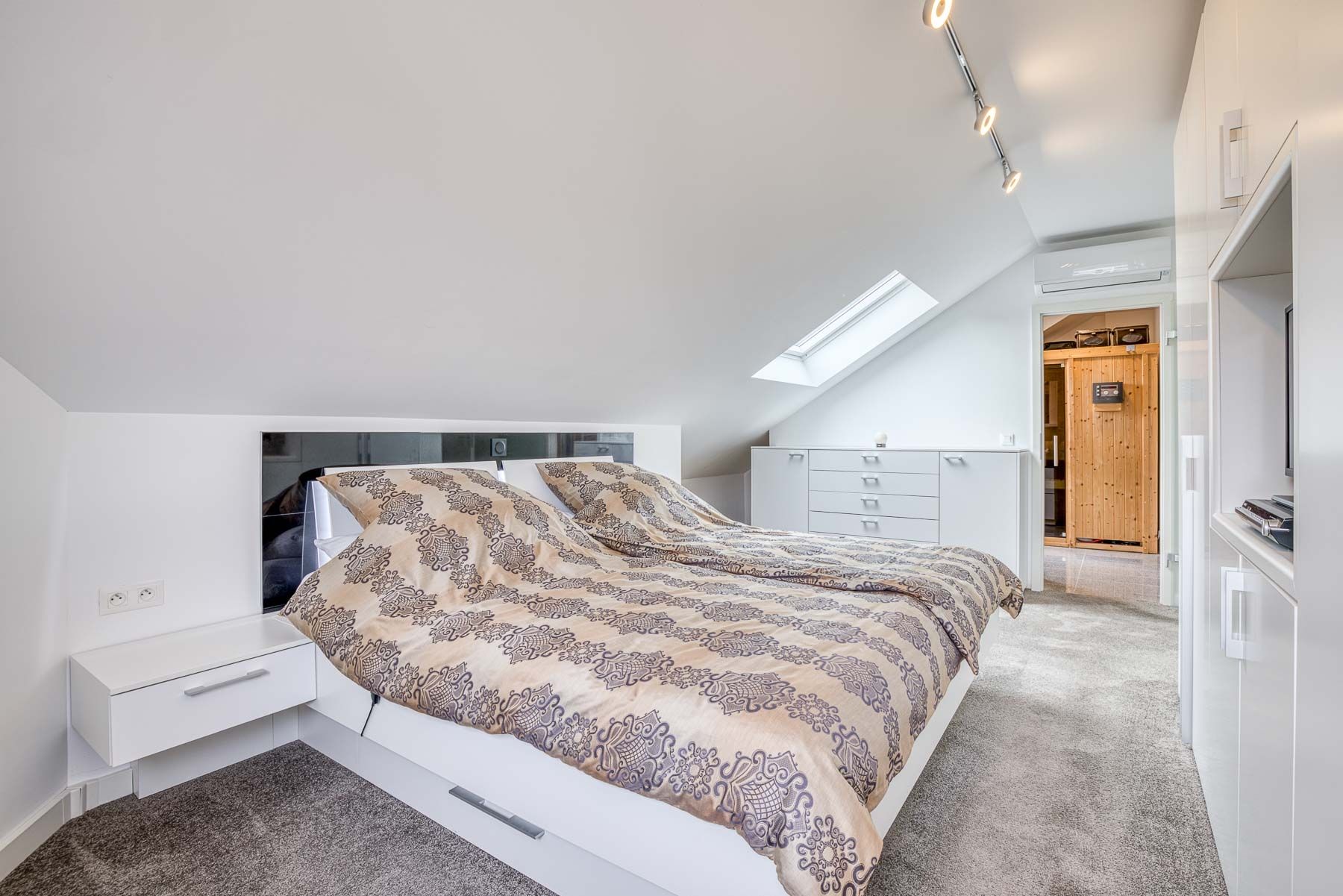 luxury apartment 4 Rooms for sale on ANNECY (74000)