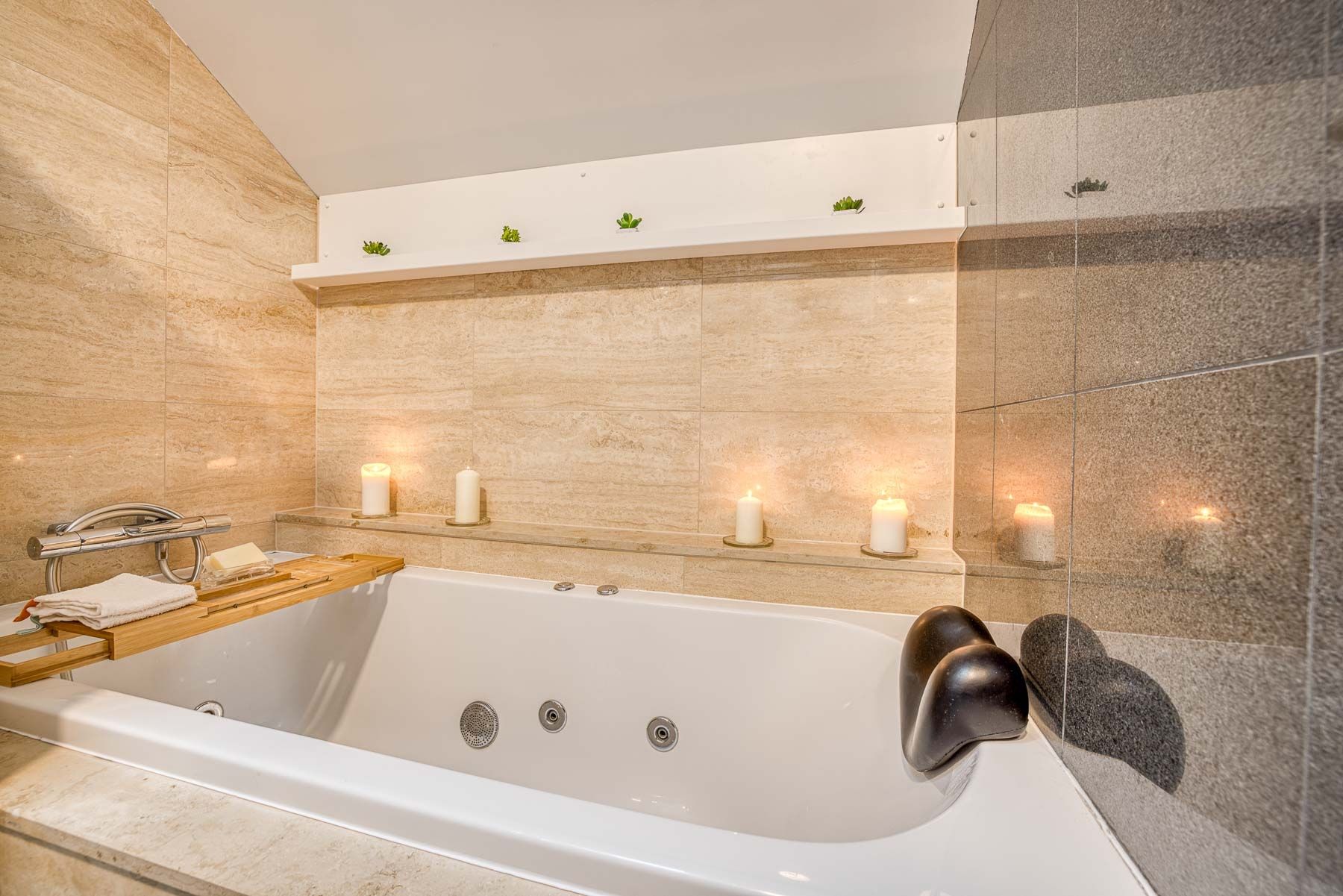 luxury apartment 4 Rooms for sale on ANNECY (74000)