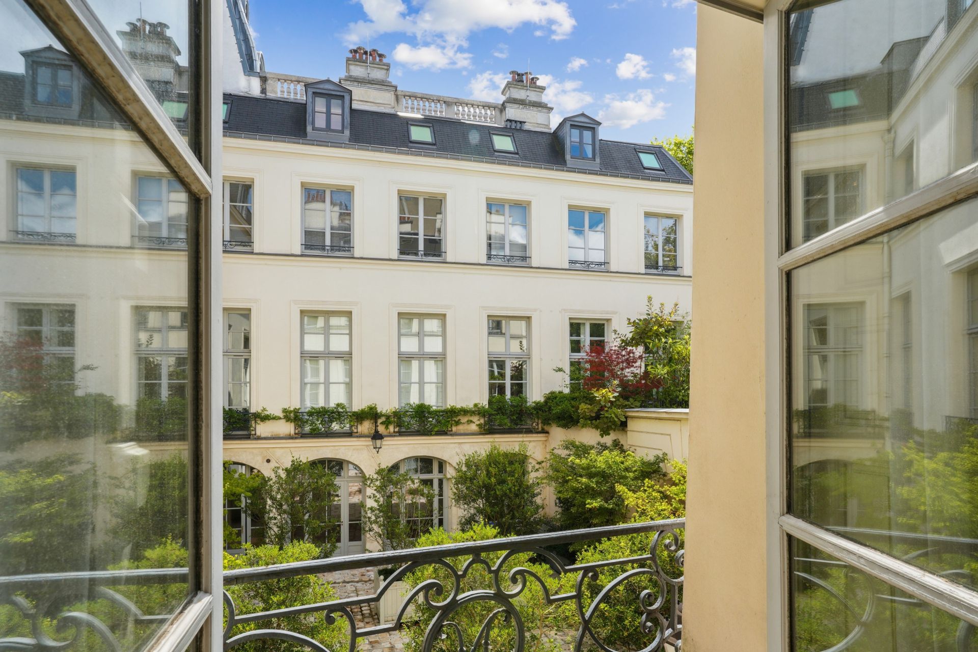 luxury apartment 4 Rooms for sale on PARIS (75004)