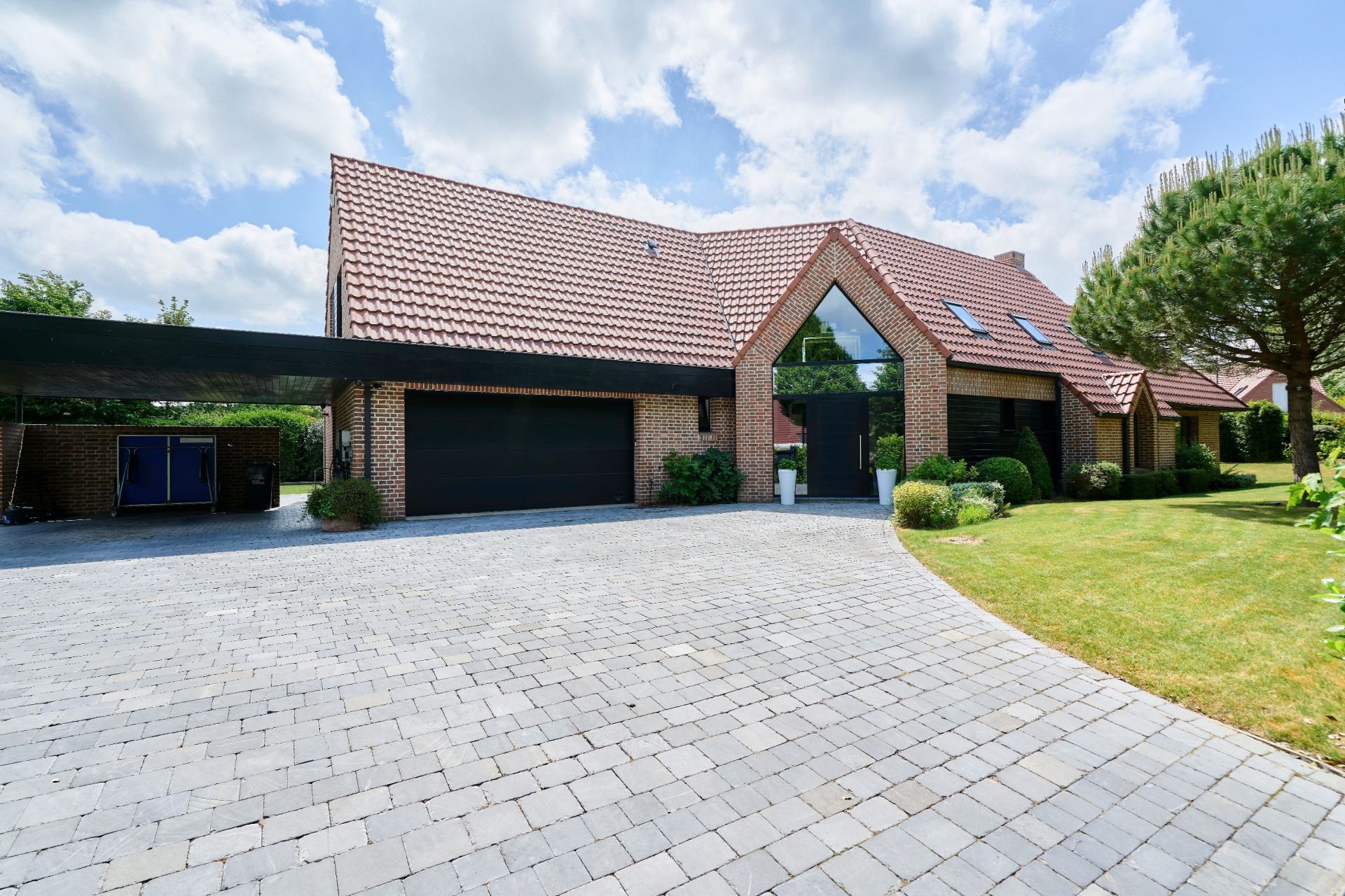 luxury house 11 Rooms for sale on CAMPHIN EN PEVELE (59780)