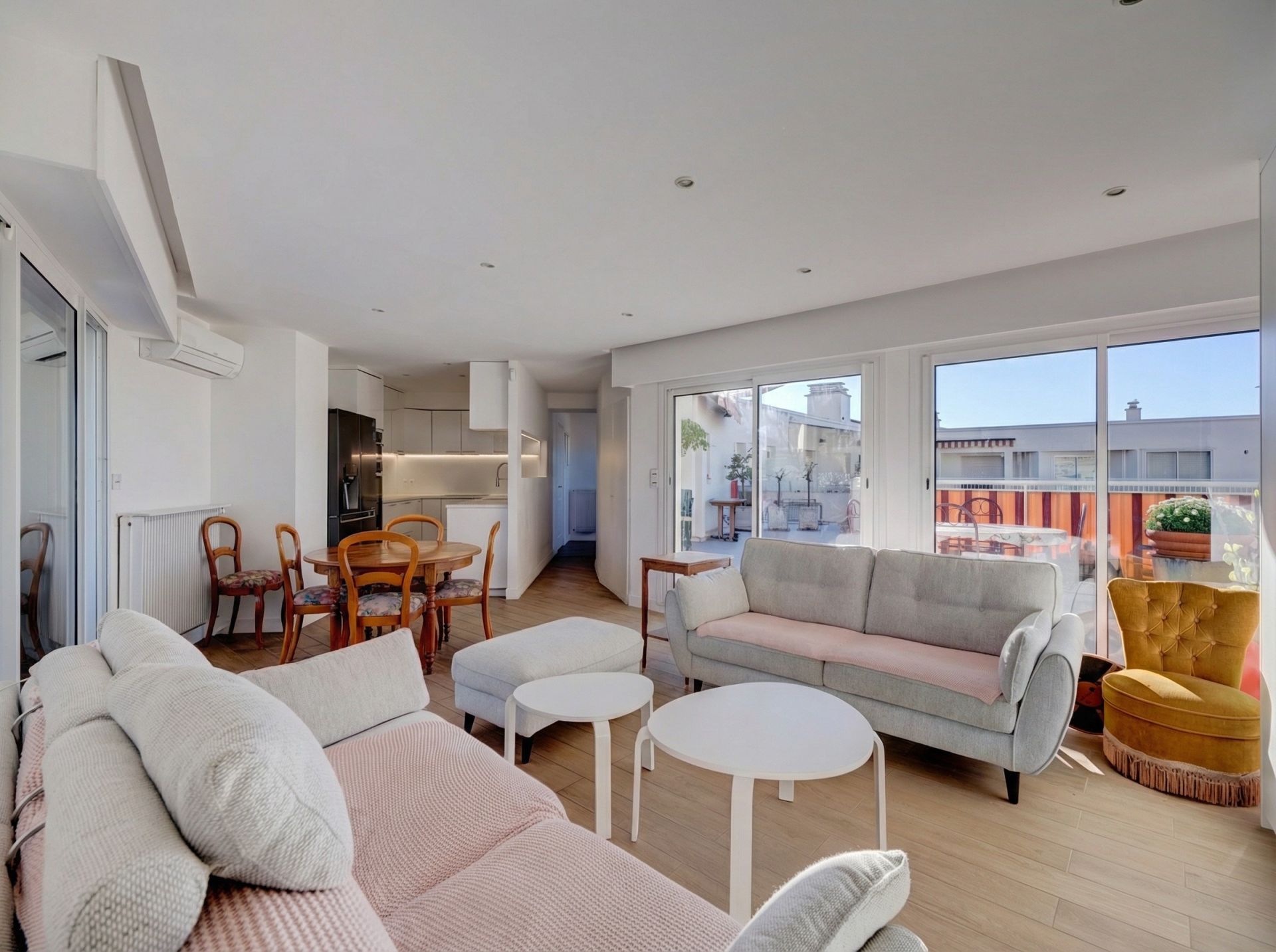 luxury apartment 3 Rooms for sale on CANNES (06400)