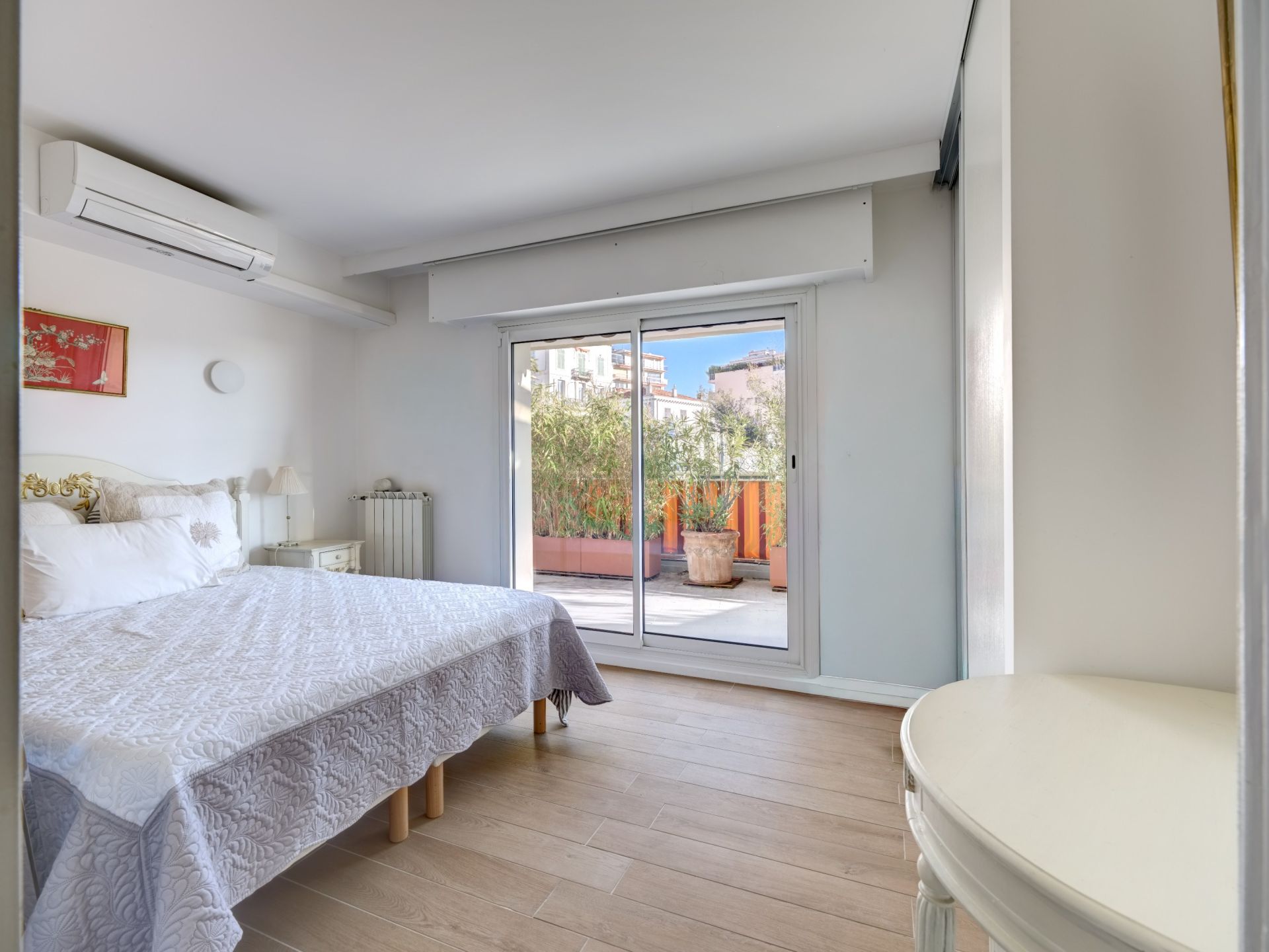 luxury apartment 3 Rooms for sale on CANNES (06400)