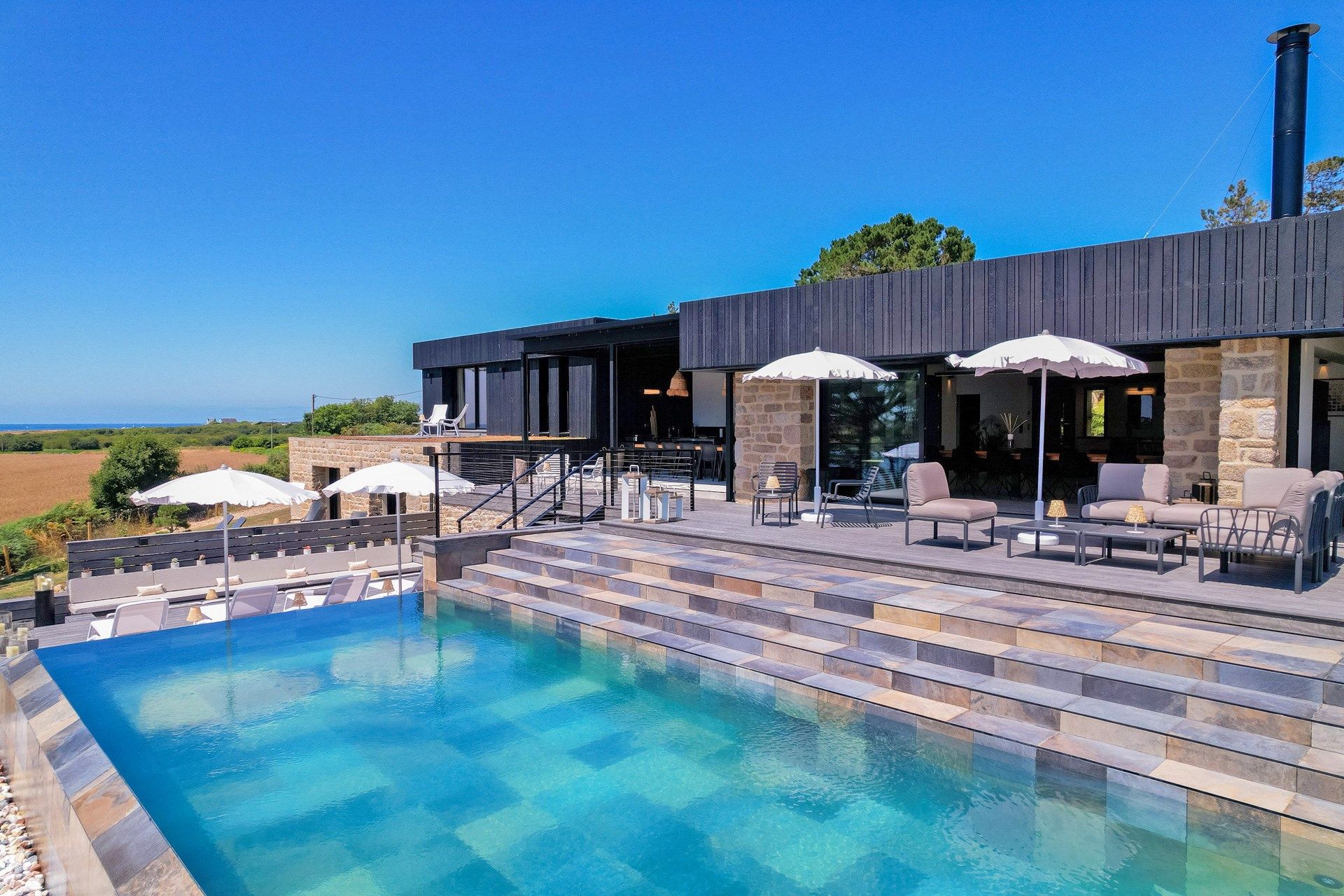 luxury villa 11 Rooms for seasonal rent on GUIDEL (56520)