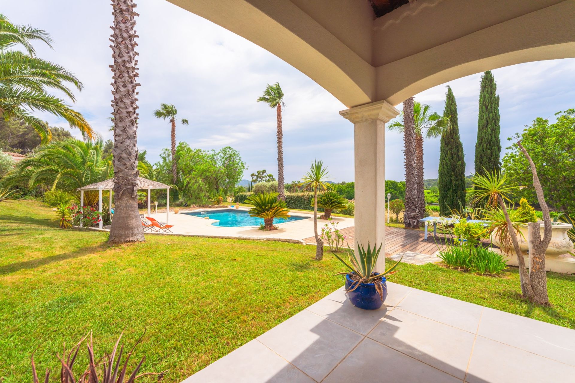 luxury house 5 Rooms for sale on LE CASTELLET (83330)