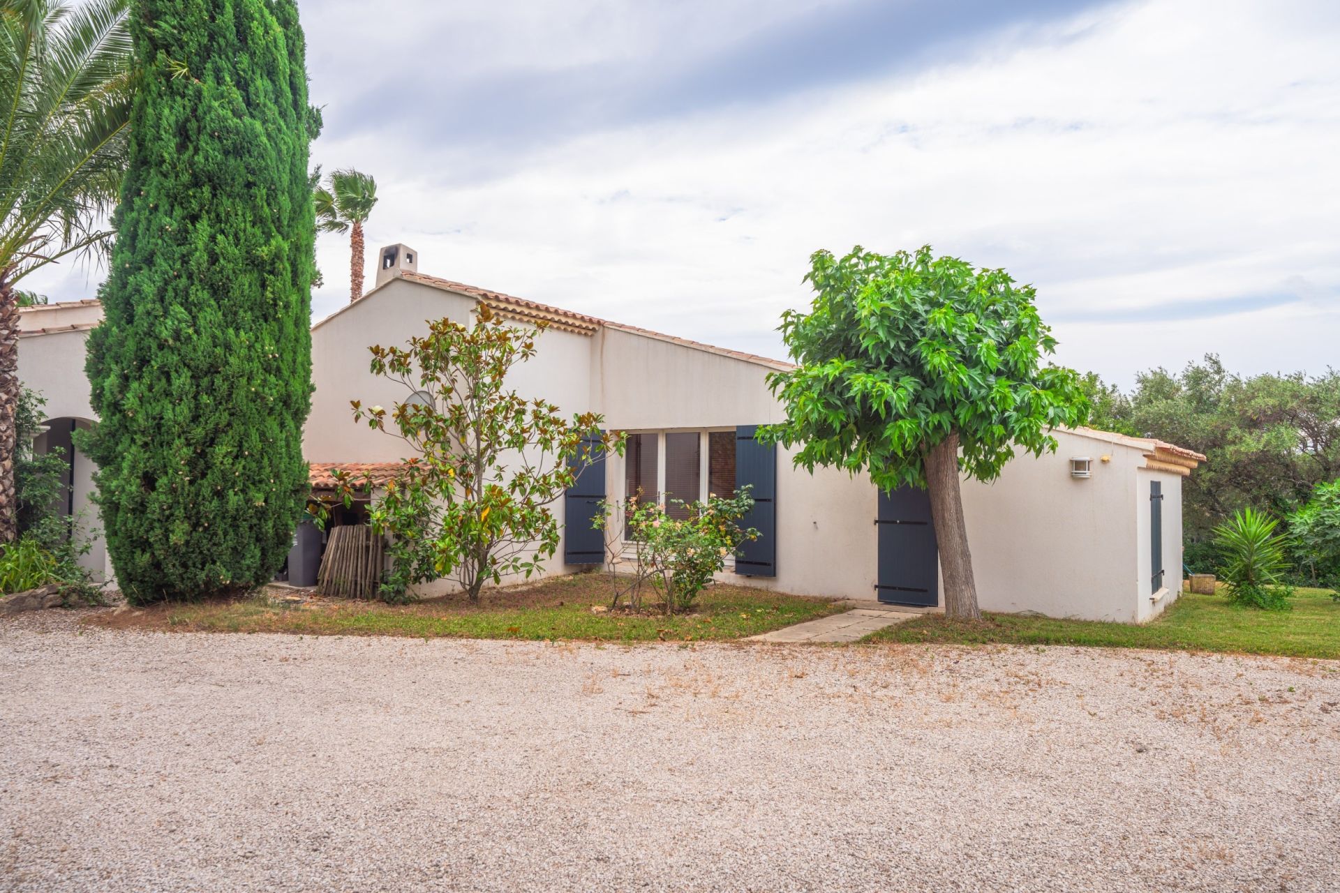 luxury house 5 Rooms for sale on LE CASTELLET (83330)