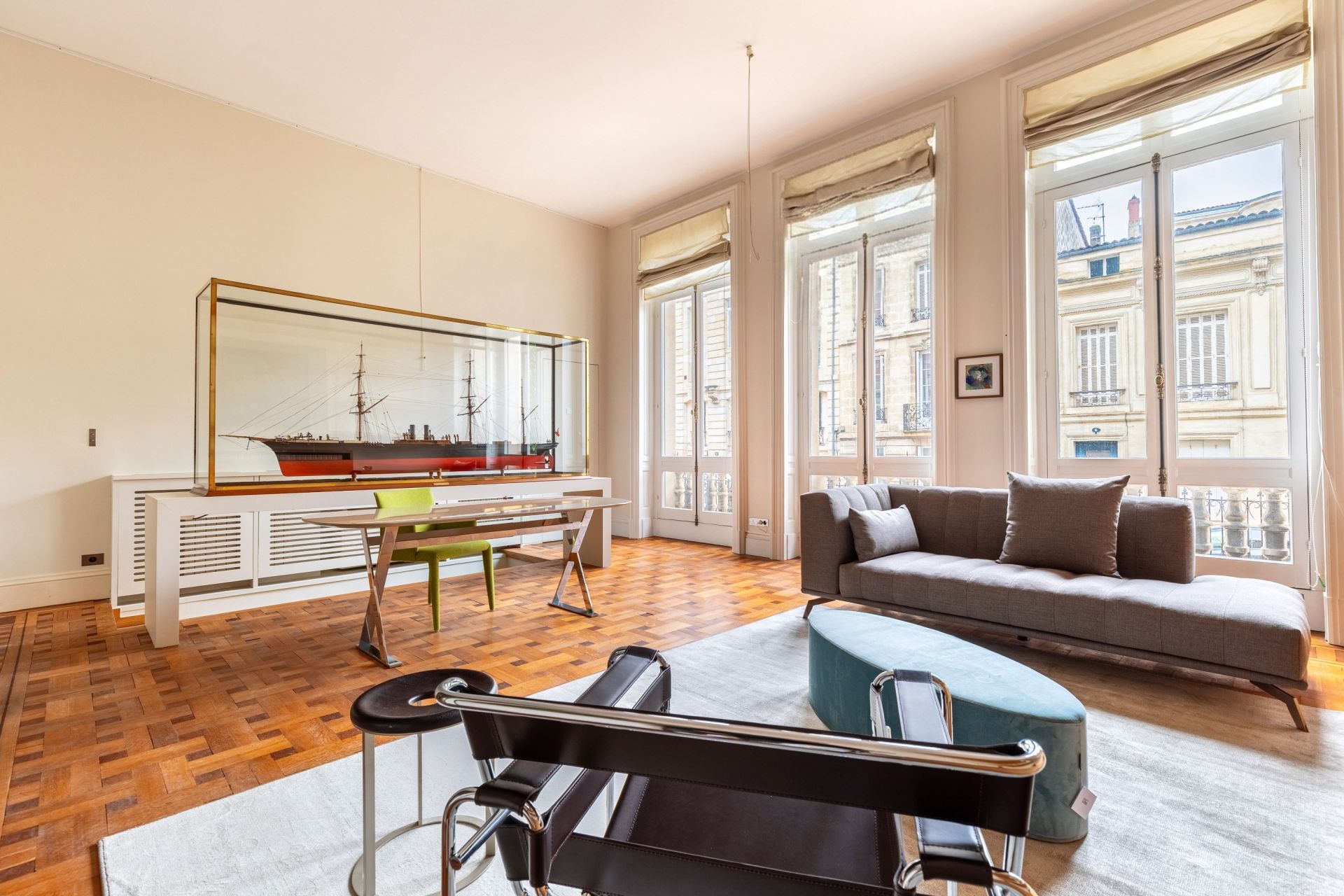 luxury apartment 8 Rooms for sale on BORDEAUX (33000)