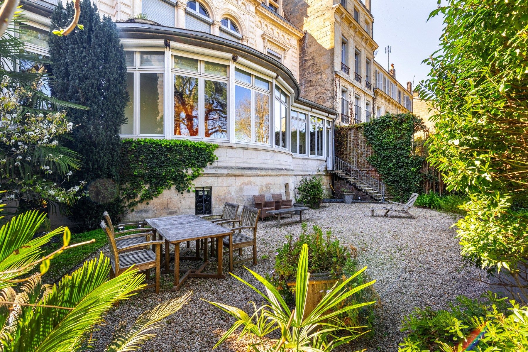 luxury apartment 8 Rooms for sale on BORDEAUX (33000)