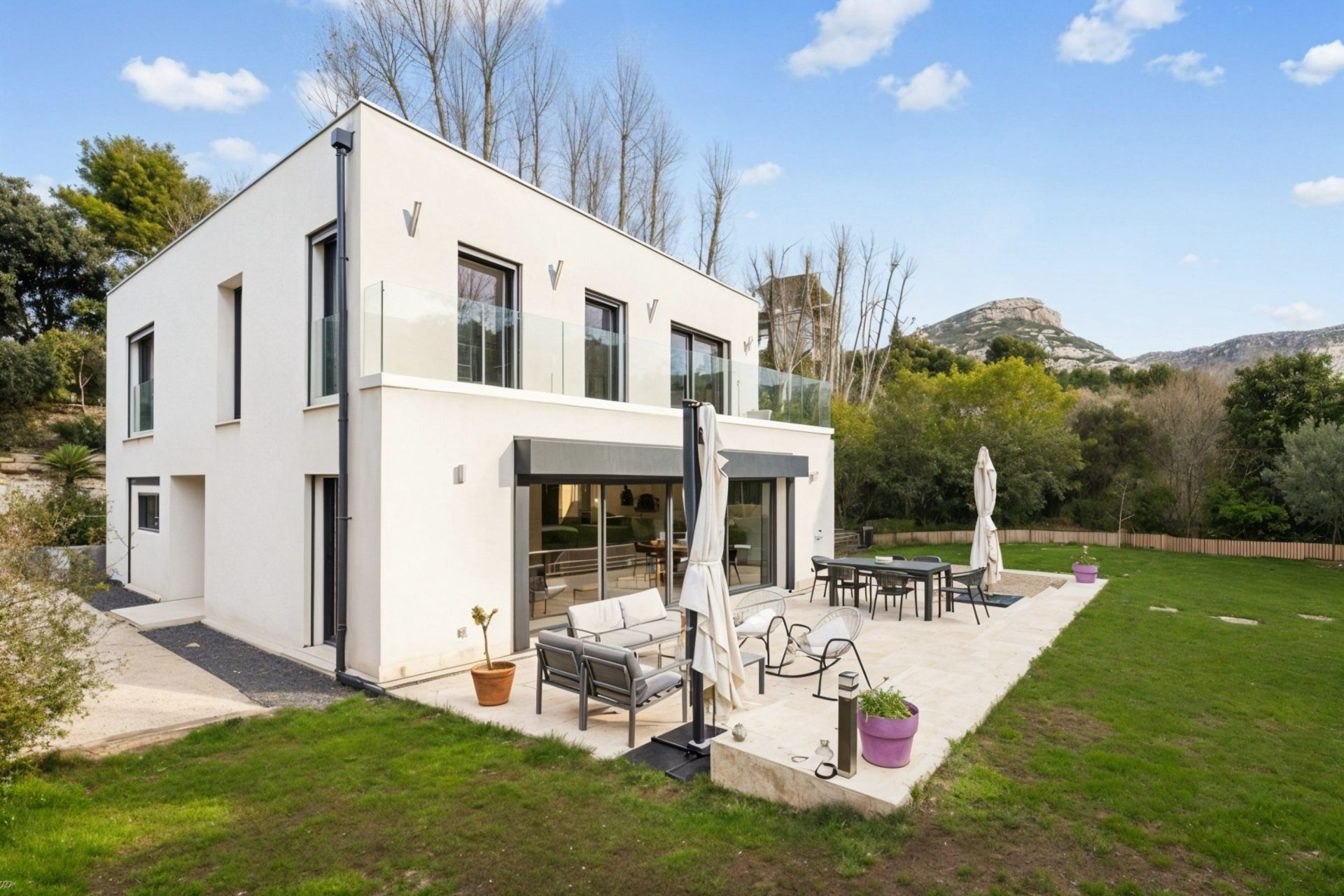 luxury house 6 Rooms for sale on MARSEILLE (13009)