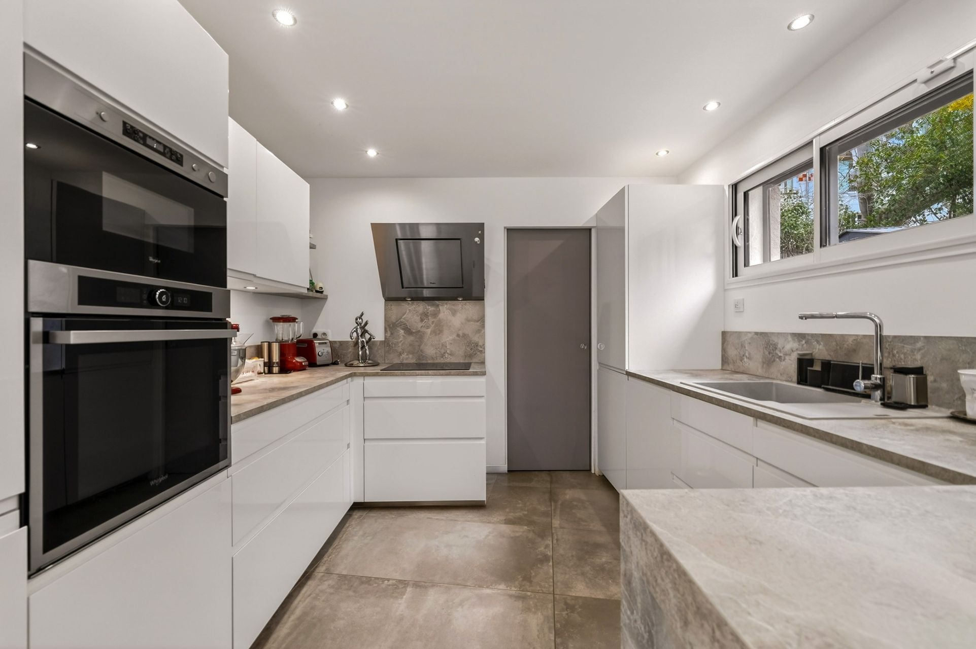 luxury house 6 Rooms for sale on MARSEILLE (13009)