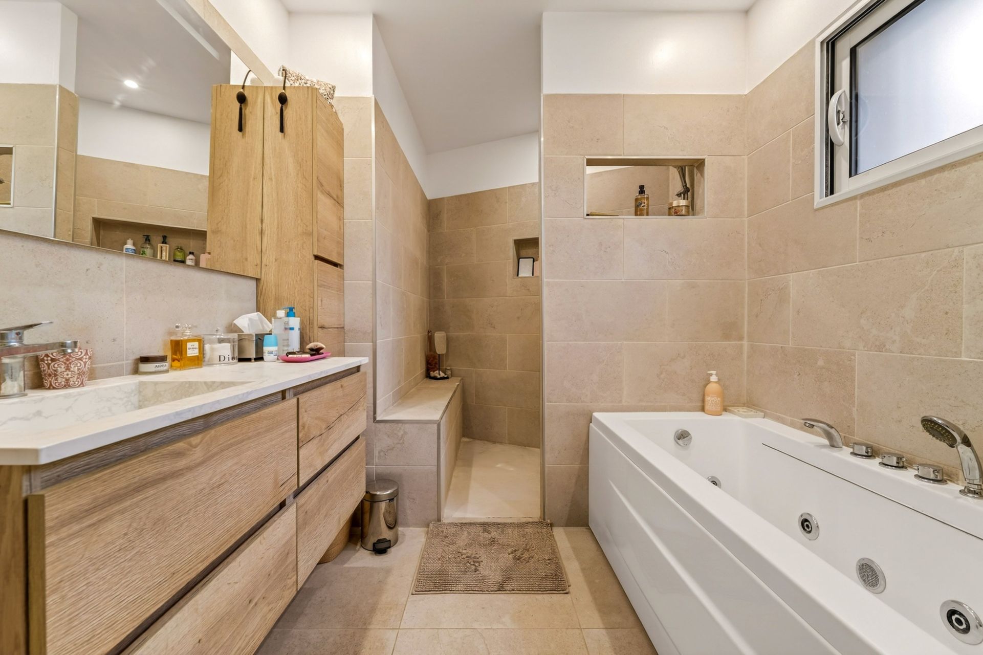 luxury house 6 Rooms for sale on MARSEILLE (13009)