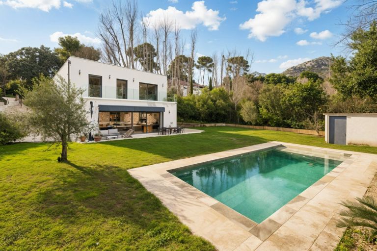 luxury house 6 Rooms for sale on MARSEILLE (13009)