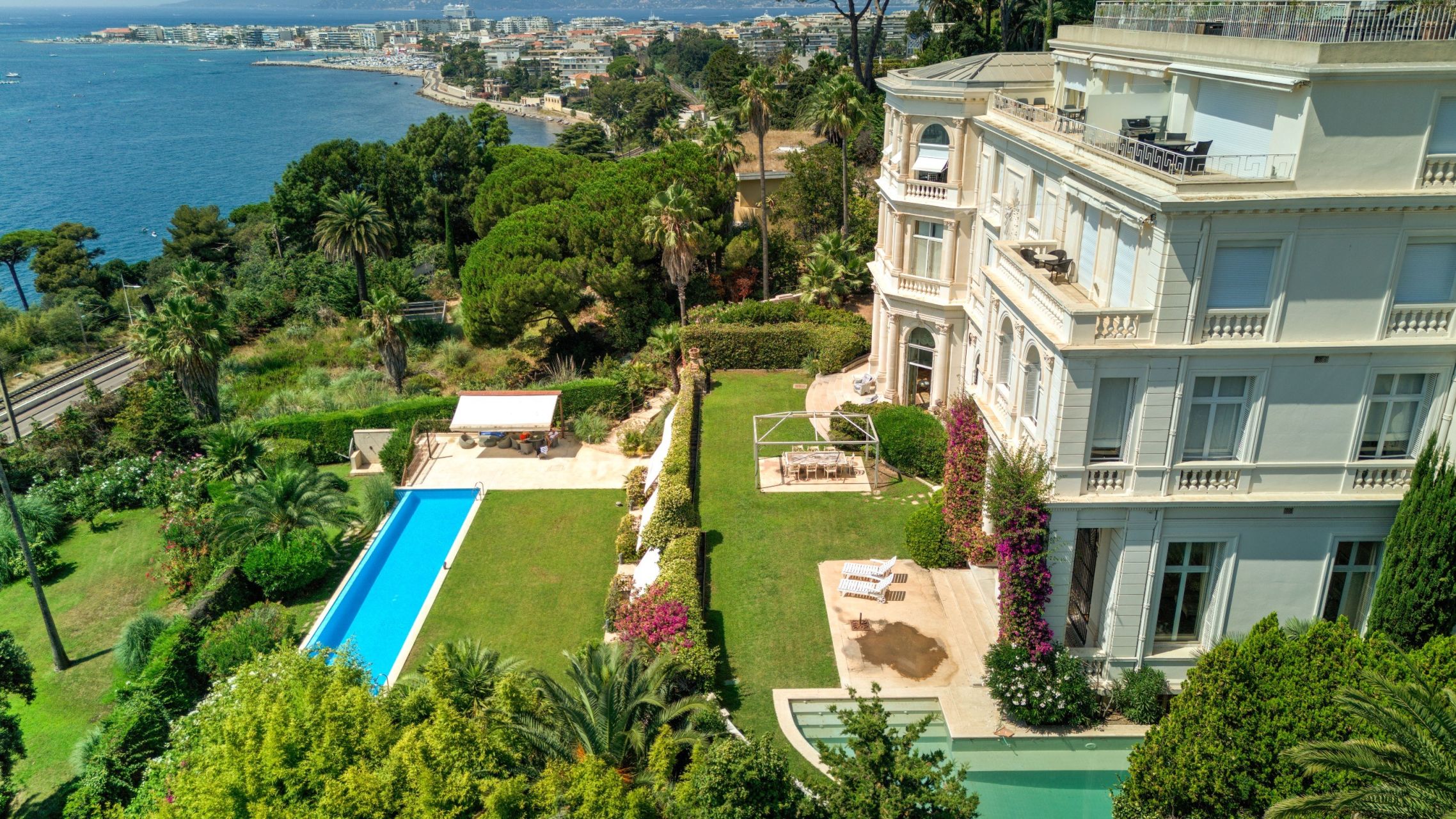 luxury apartment 5 Rooms for sale on CANNES (06400)