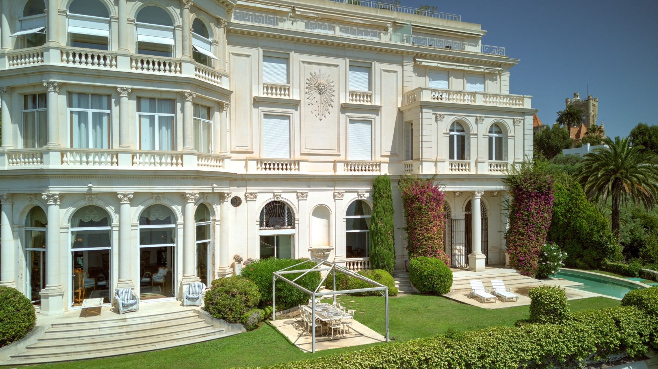 luxury apartment 5 Rooms for sale on CANNES (06400)