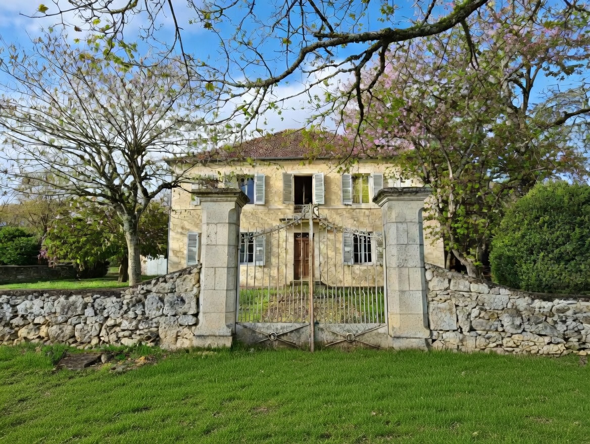 luxury house 8 Rooms for sale on SOLOMIAC (32120)