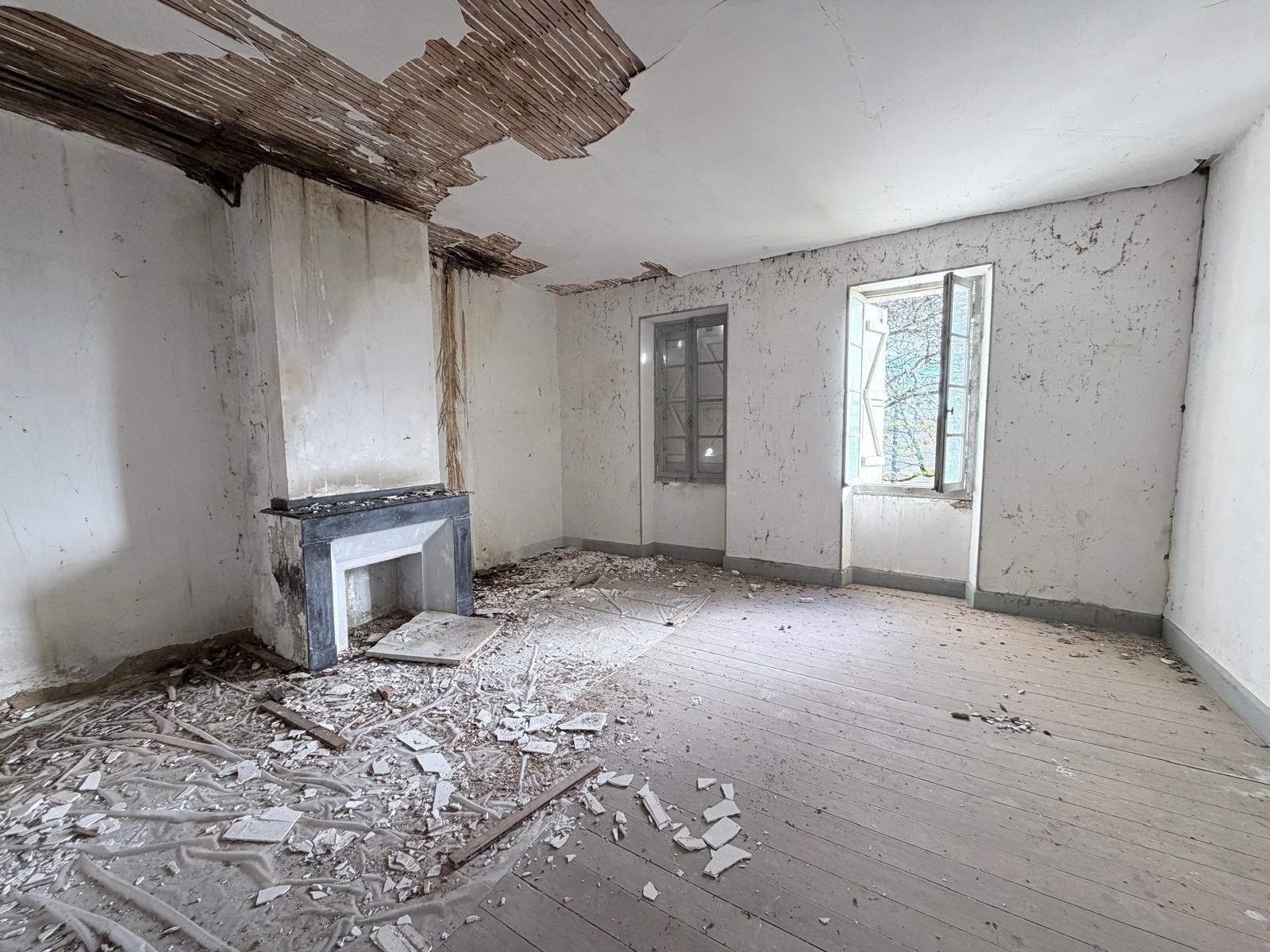 luxury house 8 Rooms for sale on SOLOMIAC (32120)