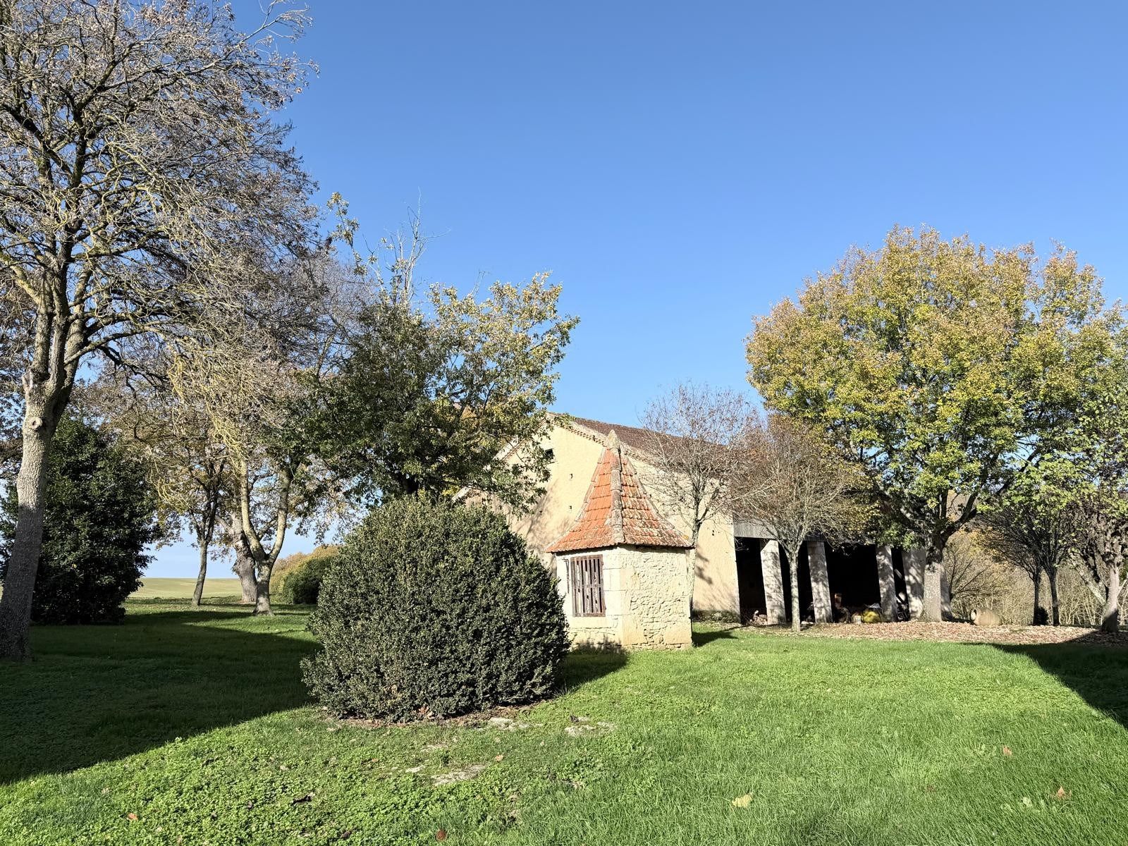 luxury house 8 Rooms for sale on SOLOMIAC (32120)