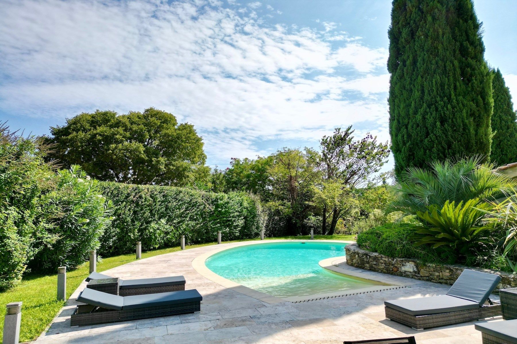 luxury house 8 Rooms for sale on UZES (30700)