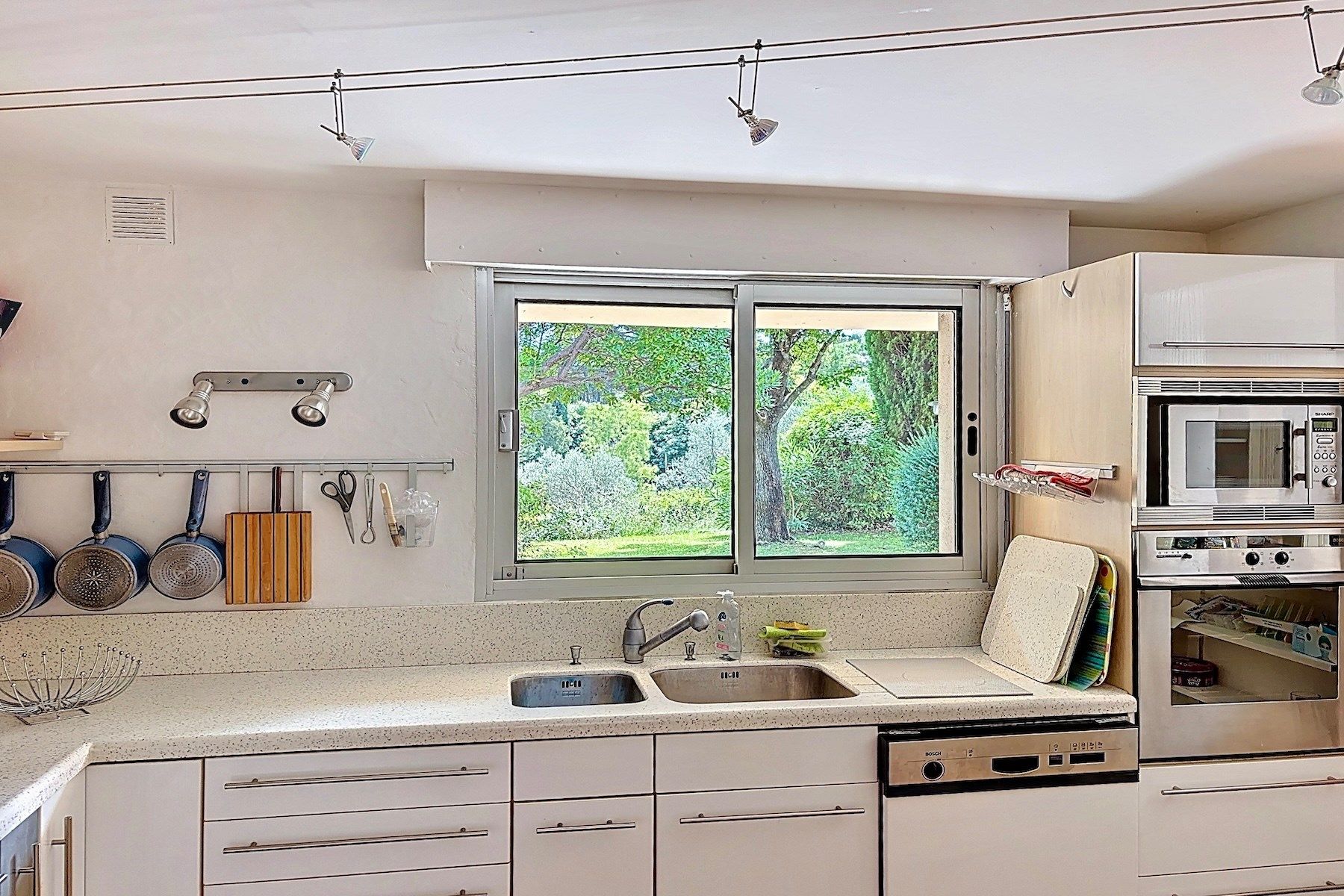 luxury house 8 Rooms for sale on UZES (30700)