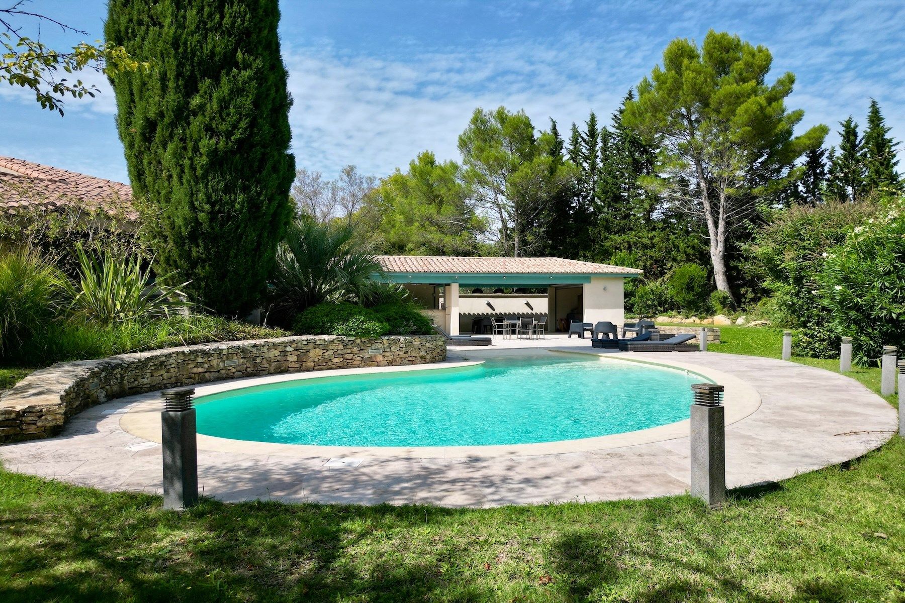 luxury house 8 Rooms for sale on UZES (30700)