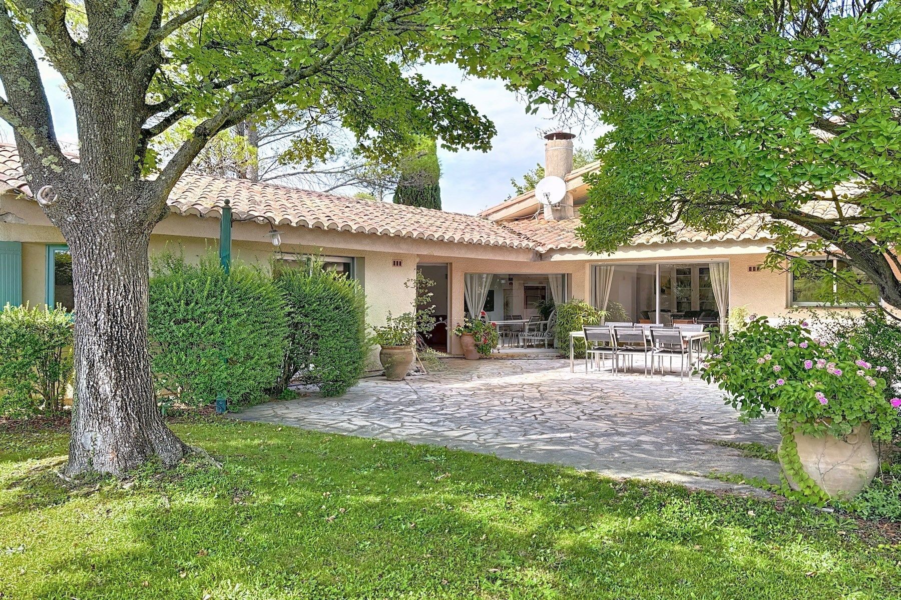 luxury house 8 Rooms for sale on UZES (30700)
