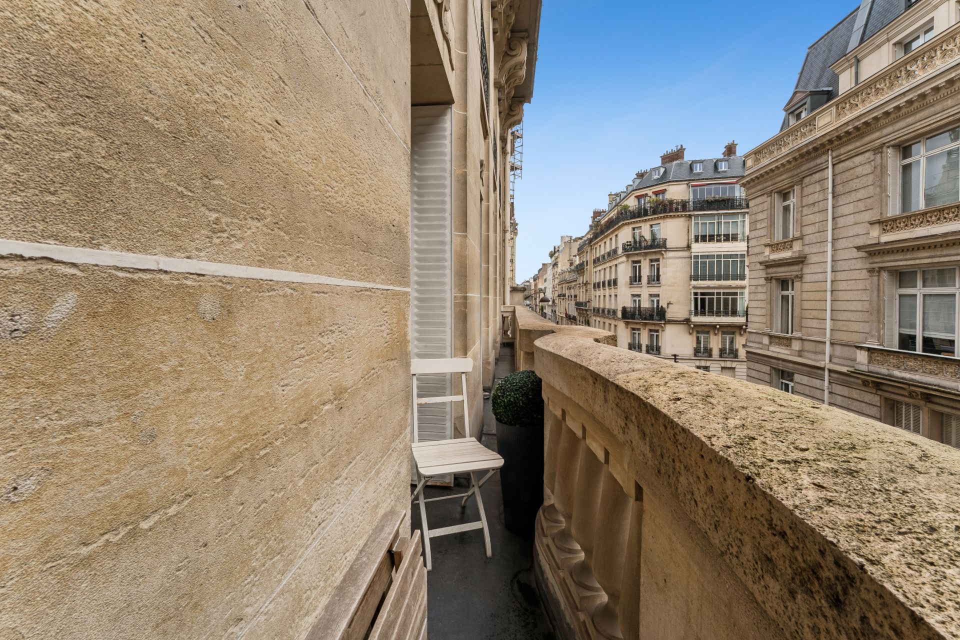 luxury apartment 6 Rooms for sale on PARIS (75116)