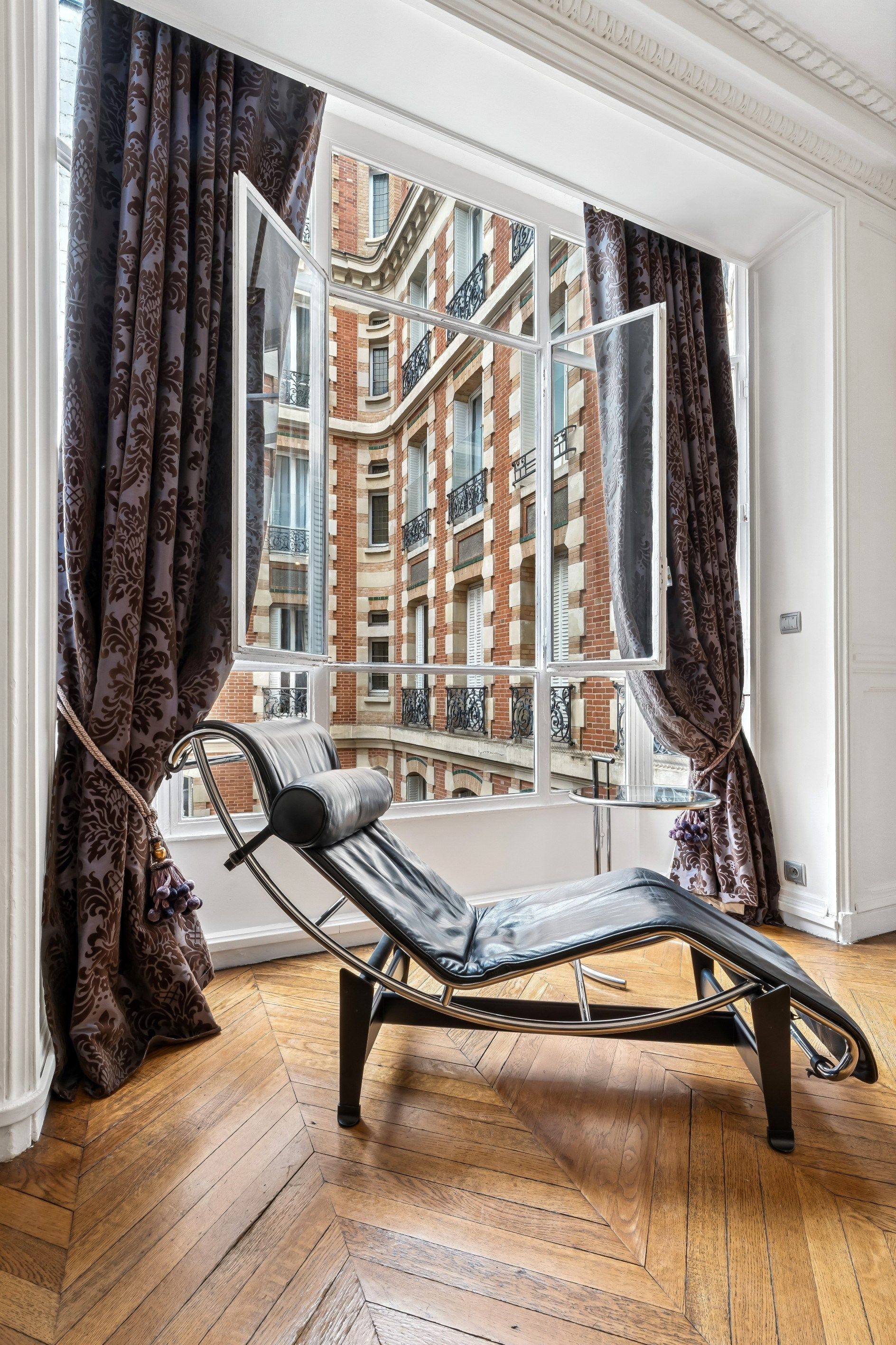 luxury apartment 6 Rooms for sale on PARIS (75116)