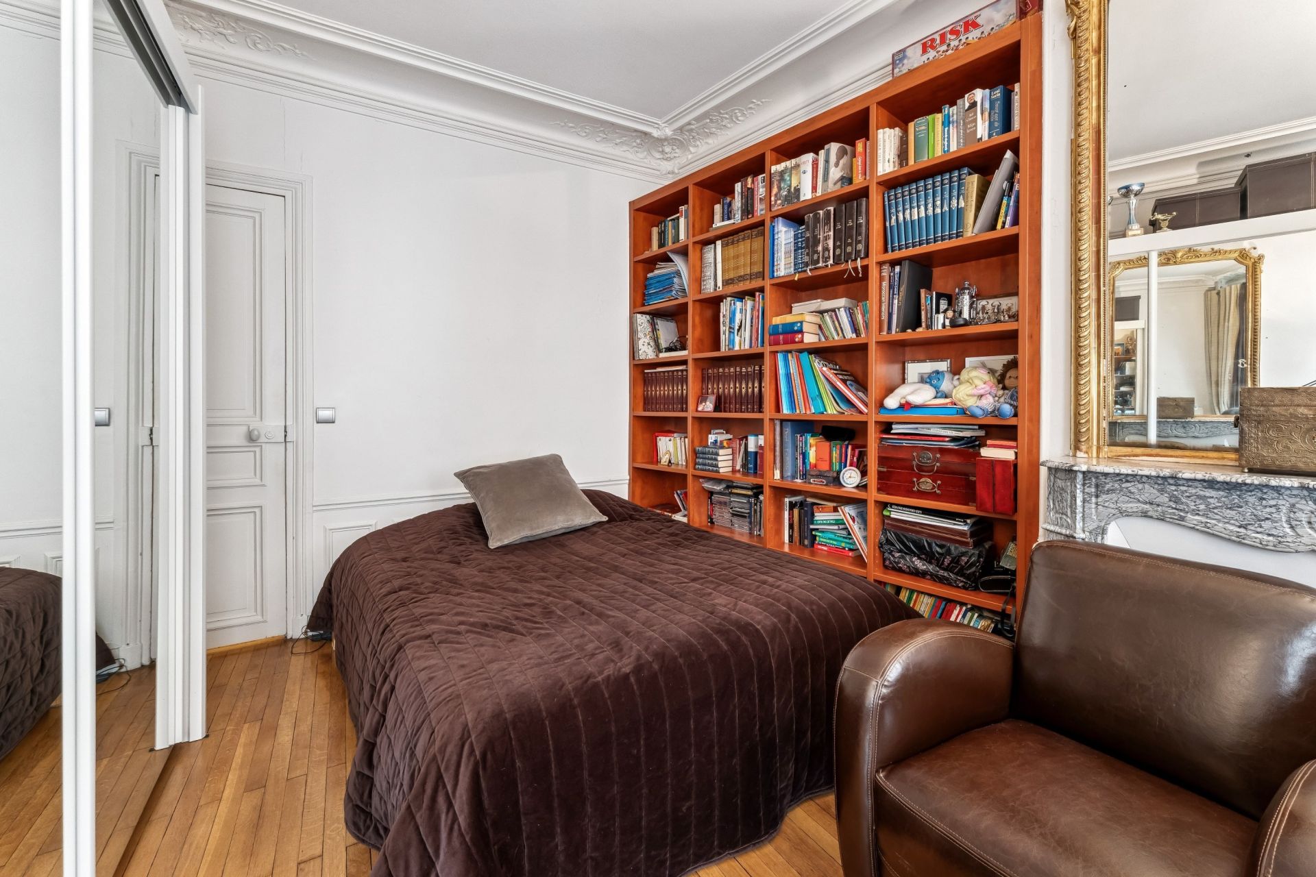 luxury apartment 6 Rooms for sale on PARIS (75116)
