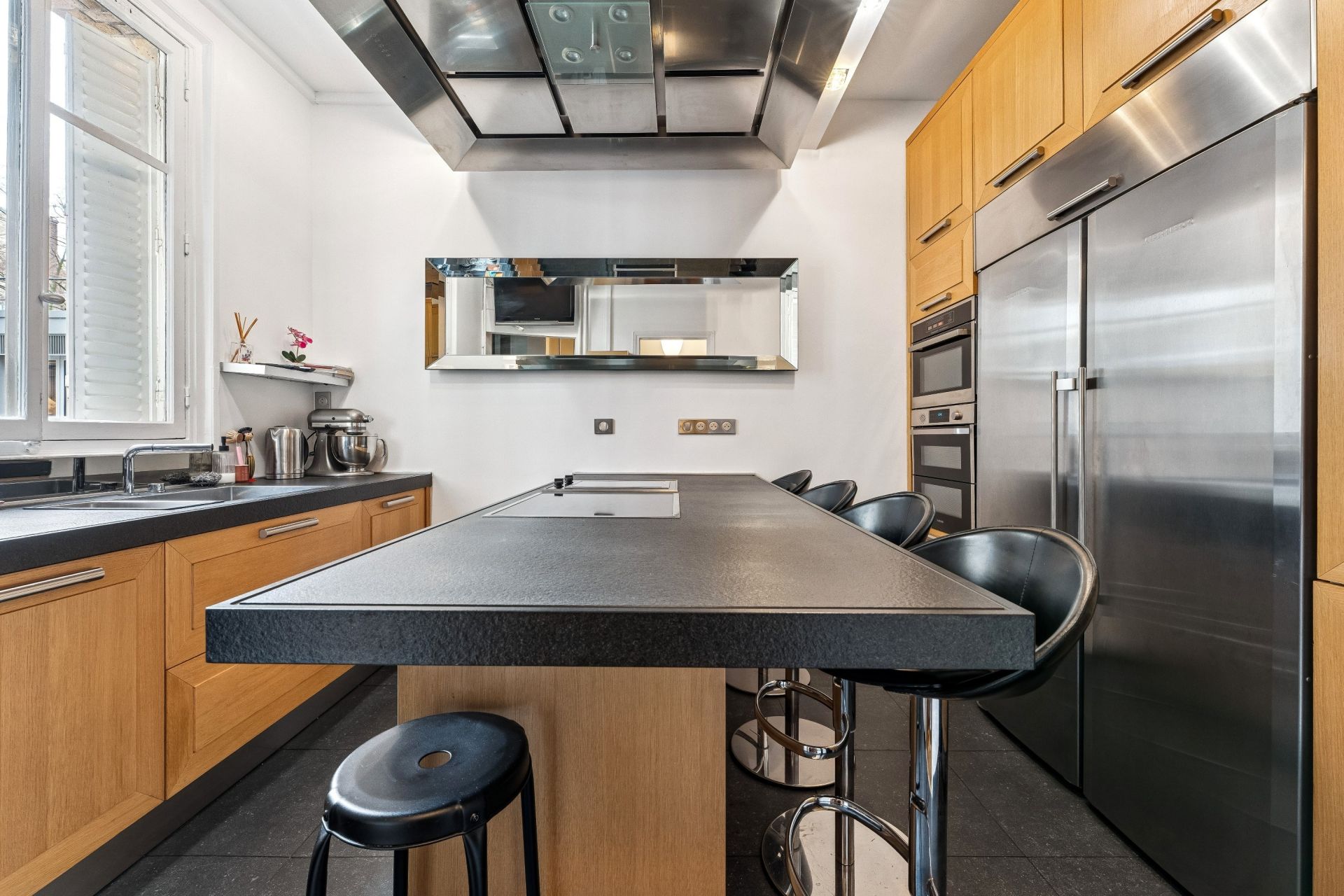 luxury apartment 6 Rooms for sale on PARIS (75116)