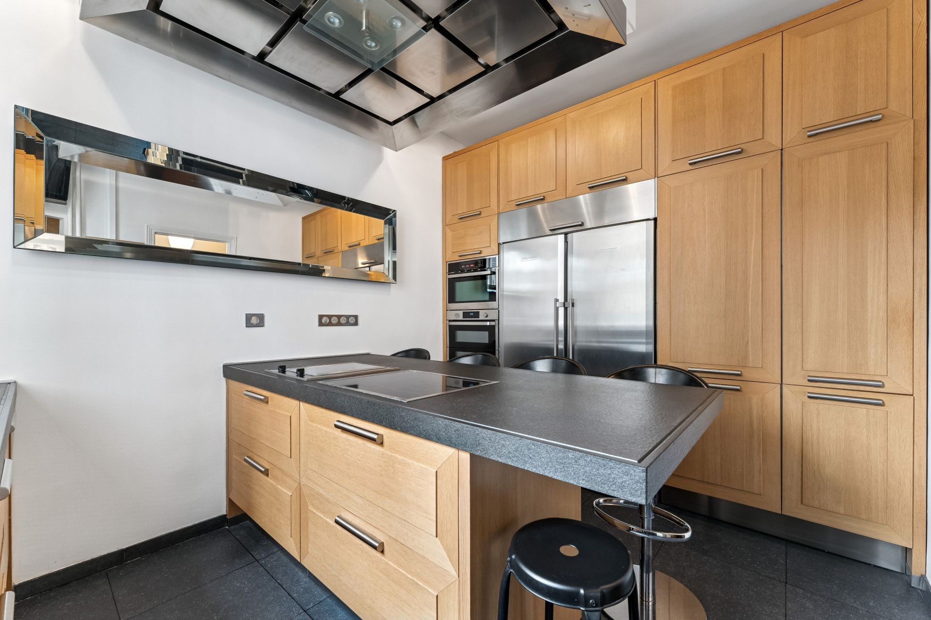 luxury apartment 6 Rooms for sale on PARIS (75116)