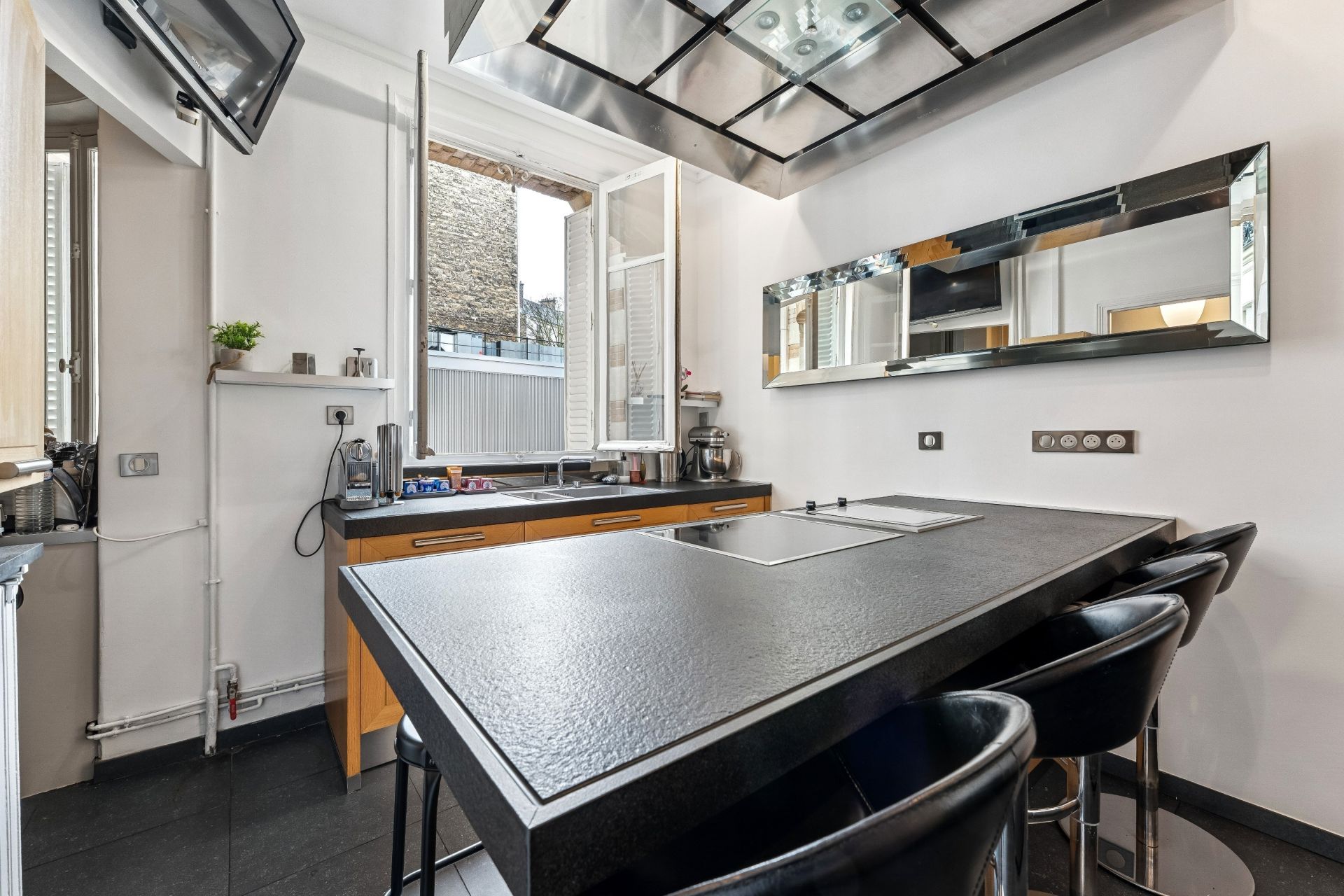 luxury apartment 6 Rooms for sale on PARIS (75116)