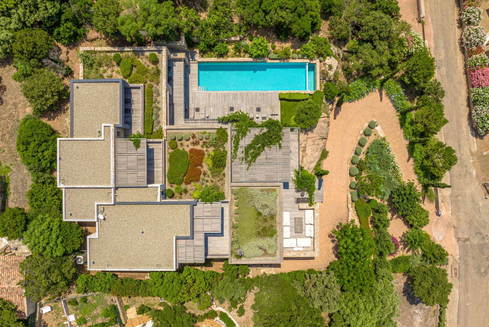 luxury villa 9 Rooms for sale on PORTO VECCHIO (20137)
