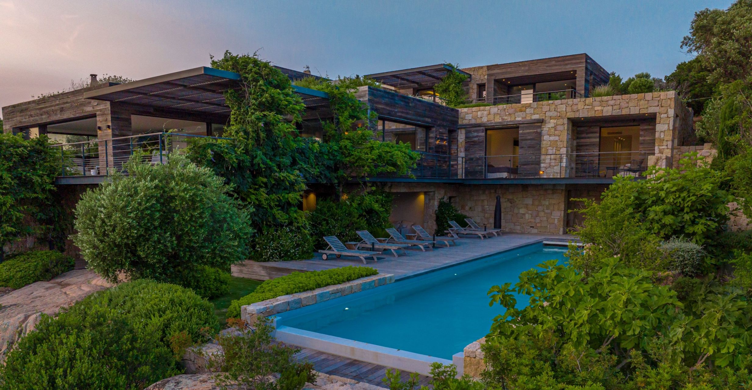 luxury villa 9 Rooms for sale on PORTO VECCHIO (20137)