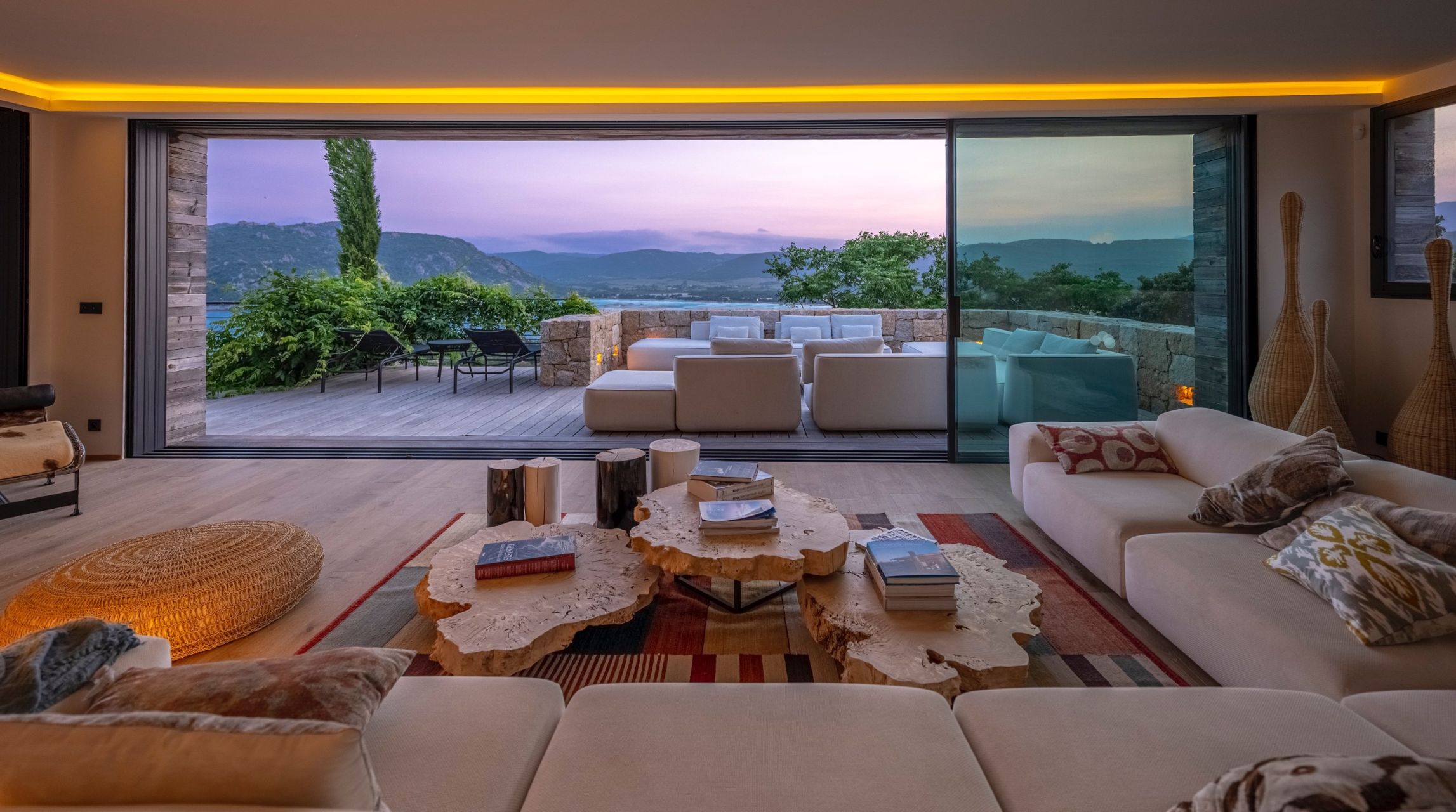 luxury villa 9 Rooms for sale on PORTO VECCHIO (20137)