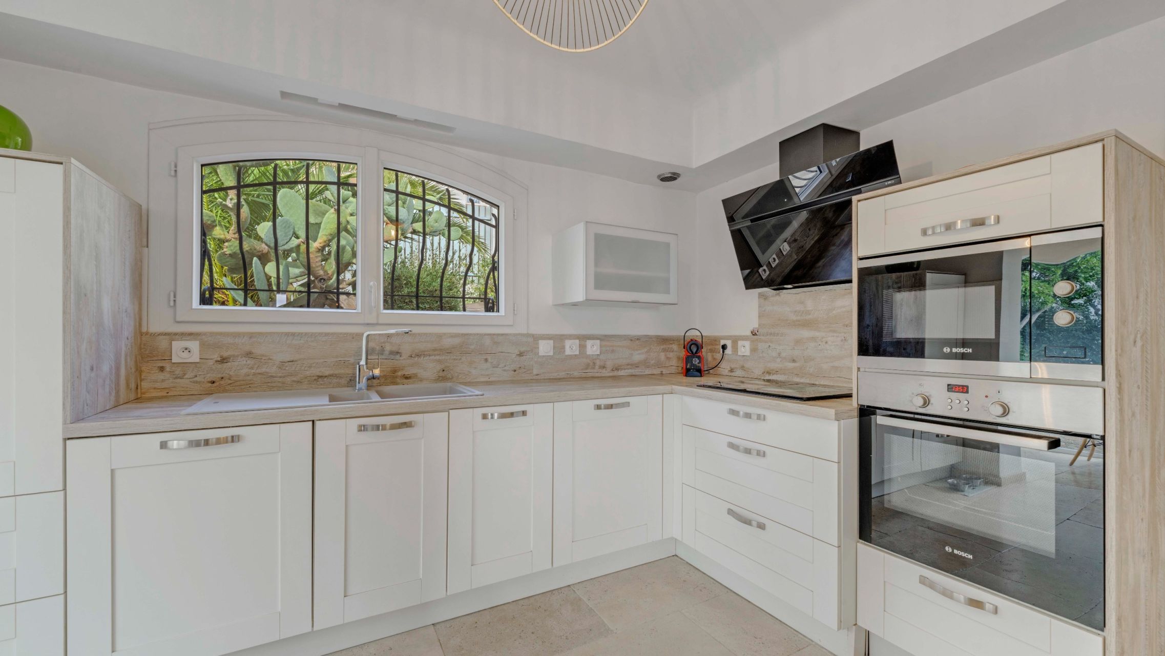 luxury villa 10 Rooms for sale on LES ISSAMBRES (83380)