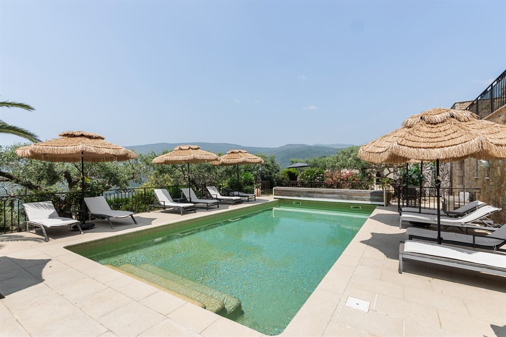 luxury provencale house 10 Rooms for sale on FAYENCE (83440)